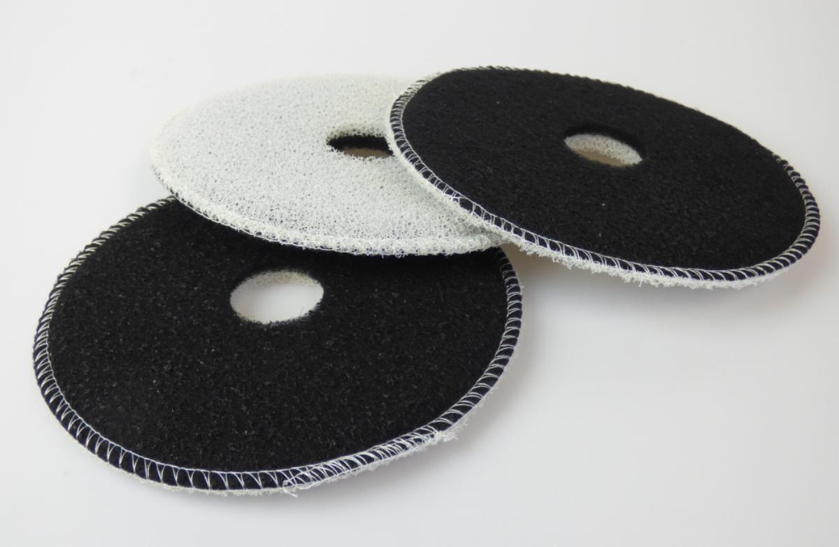 Filtereinsatz, sog. Catit Trinkbrunnen Ersatzfilter, Foto siehe Anlage,
- 3 Stück in einem Polybeutel verpackt,
- kreisringförmig (damit konfektioniert), mit einer Ringbreite von ca. 6,2 cm,
- zweilagig gearbeitet, aus einem mit Aktivkohlepartikeln getränkten, ca. 5 mm dicken Vliesstoff der
  Position 5603 aus laut Antrag Polyester (synthetische Chemiefaser) und aus einem ca. 6 mm dicken
  Zellkunststoff, 
- durch Zusammennähen konfektioniert,
- soll laut Antrag zur Reinigung und Enthärtung sowie zur Entfernung von Gerüchen und schlechtem
  Geschmack des Leitungswassers eines Trinkbrunnens für Katzen (nicht Gegenstand der vZTA)
  dienen,
- insbesondere im Hinblick auf die Verwendung sind der Kunststoff und der Vliesstoff gleichbedeutend,
  somit verleiht keiner der beiden Bestandteile der Ware ihren wesentlichen Charakter, sie ist daher der
  von den gleichermaßen in Betracht kommenden Positionen (3926/5911) in der Nomenklatur zuletzt
  genannten zuzuweisen,
- weist von der Konzeption her besondere Merkmale auf, die erkennen lassen, dass es sich um eine
  Ware des technischen Bedarfs aus Spinnstoffen handelt.

"Ware des technischen Bedarfs aus Spinnstoffen, aufgeführt in Anmerkung 7 zu diesem Kapitel, andere 
 als in den Unterpositionen 5911 10 bis 5911 40 genannte, aus Vliesstoffen, andere als in den
 Unterpositionen 5911 9091 00 bis 5911 9099 50 genannte"