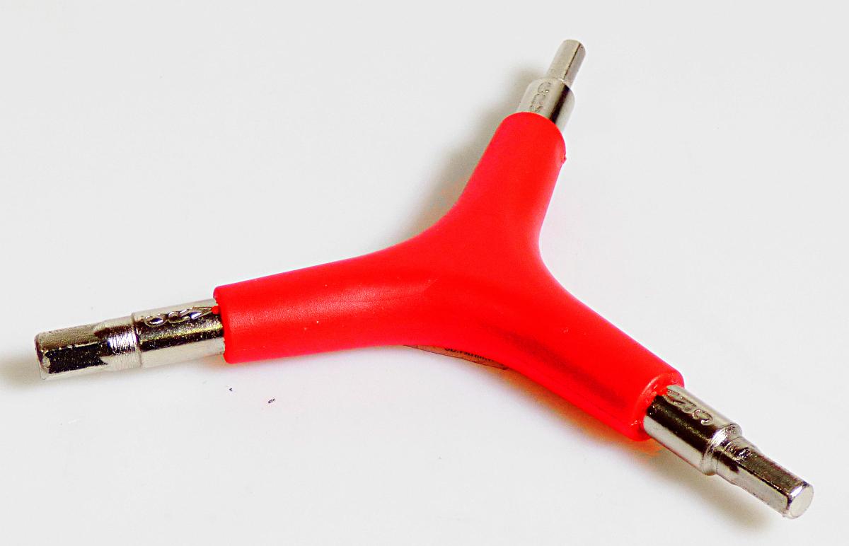 "Dreiarm-Innensechskantschlüssel"
Ware mit verschiedenen Funktionen

- in Form eines mit freiem Arm zuhandhabenden, dreiarmigen (sternförmig) Werkzeugs,
  vollständig aus Stahl bestehend

- an den Armenden jeweils zu einem Außenensechkant ausgeformt (Größen 4, 5 und 6 mm)

- im Zentrum mit einer Griffläche, die mit Kunststoff ummantelt ist, versehen

- Durchmesser ca. 120 mm

- zum Festziehen und Lösen von Innensechskantschrauben

- an einem Pappreiter mit Aufhängeöse mit Bindedraht befestigt

(Antragstellerangaben)

Abbildung siehe Anlage.

Aufgrund der Möglichkeit, dieses Werkzeug zwar axial wie ein Schraubendreher (Pos. 8205)
aber auch mittels der Hebelarme (Pos. 8204) betätigen zu können, ist es gemäß AV 3 c) in die
zuletzt genannte der gleichermaßen in Betracht kommenden Positionen (= 8205) einzureihen.

Derartige Erzeugnisse gehören als "Handwerkzeuge, anderweit weder genannt noch inbegriffen,
mit arbeitendem Teil aus unedlem Metall, Schraubenzieher (Schraubendreher)" zum TARIC-Code
8205 4000 00.