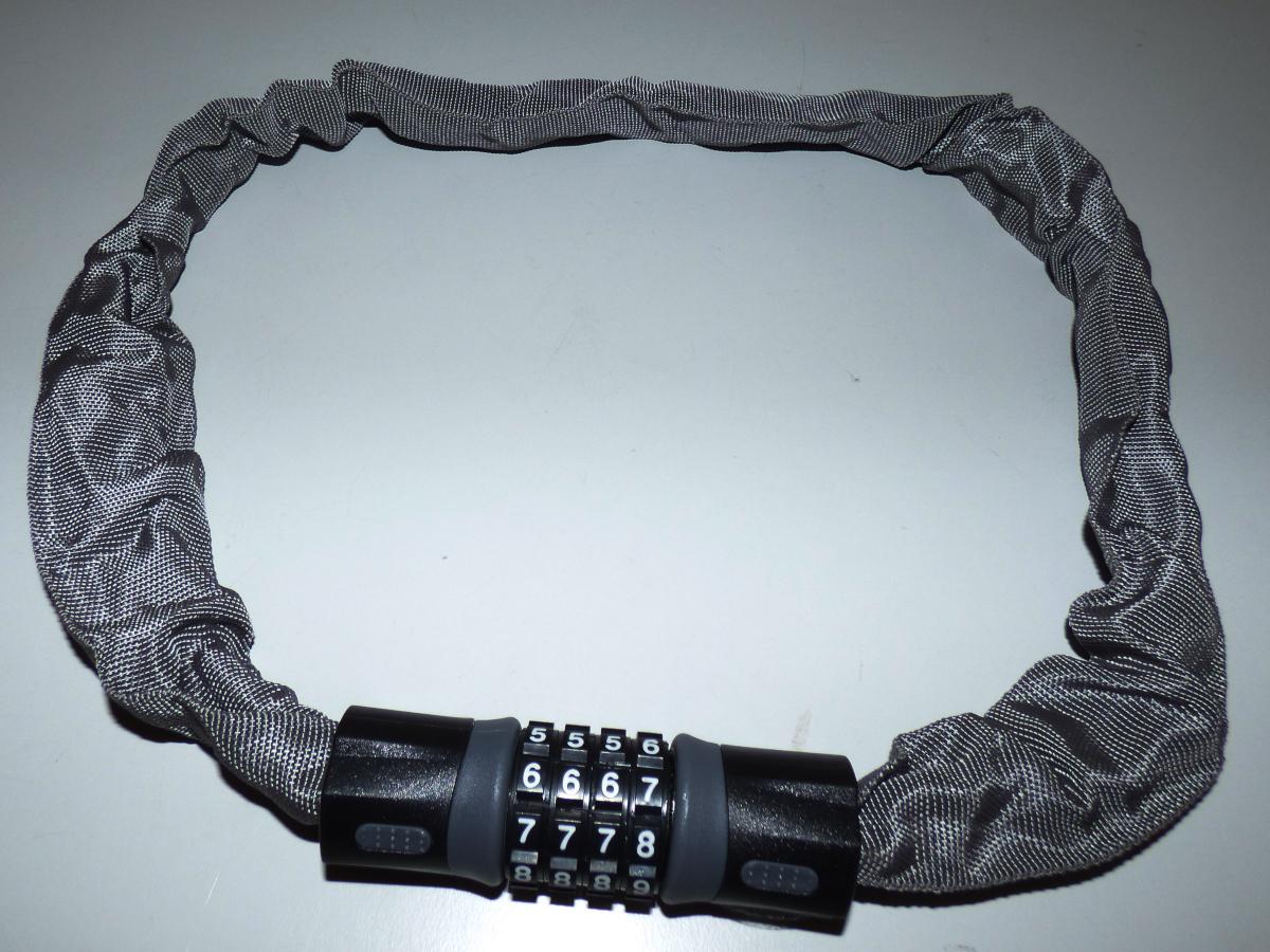 Es handelt sich um Kombinationsschlösser (Ziffernkombination), im Wesentlichen bestehend aus einem teilweise kunststoffummantelten Schlosskörper mit Schließmechanik, jeweils aus unedlem Metall, der mit vier Drehrädern zur Einstellung der Ziffernkombination ausgestattet ist, sowie aus einer Gliederkette aus unedlem Metall, die von einem schlauchähnlichen Spinnstoffmantel umhüllt ist.
Die Erzeugnisse werden zur Sicherung von z. B. Fahrrädern gegen Diebstahl verwendet. Sie sind mit einer Banderolenverpackung versehen.
Länge: ca. 900 mm.
- Antragstellerangaben -

Die unedlen Metalle bestimmen insbesondere aufgrund des Umfangs und der Bedeutung für die Verwendung den Charakter der aus verschiedenen Stoffen zusammengesetzten Waren.

Abbildung siehe Anlage.

Derartige Erzeugnisse gehören als "andere Schlösser (Kombinationsschlösser) aus unedlen Metallen" zum TARIC-Code 8301 40 90 00.