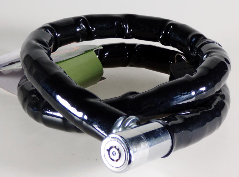 Es handelt sich um Schlösser (zum Schließen mit Schlüssel), bestehend aus einem Schlosskörper mit Schließmechanismus und Schließzylinder, jeweils aus unedlen Metallen, sowie aus einer kunststoffummantelten Kette aus unedlem Metall, die mit einem Ende fest an dem Schlosskörper angebracht ist und deren anderes Ende ein Endstück aufweist, das in eine seitliche Öffnung des Schlosskörpers eingesteckt und ver- bzw. entriegelt wird. An der ummantelten Kette sind zwei dazugehörende Schlüssel befestigt.
Die Schlösser werden zur Sicherung von beispielsweise Fahr- oder Motorrädern gegen Diebstahl verwendet. Sie sind mit einer bedruckten Banderolenverpackung versehen.  
Abmessungen: 25 x 1000 mm.
- Antragstellerangaben -

Die unedlen Metalle bestimmen insbesondere aufgrund des Umfangs und der Bedeutung für die Verwendung den Charakter der aus verschiedenen Stoffen zusammengesetzten Waren.

Abbildung siehe Anlage.

Derartige Erzeugnisse gehören als "andere Schlösser (zum Schließen mit Schlüssel), aus unedlen Metallen" zum TARIC-Code 8301 4090 00.