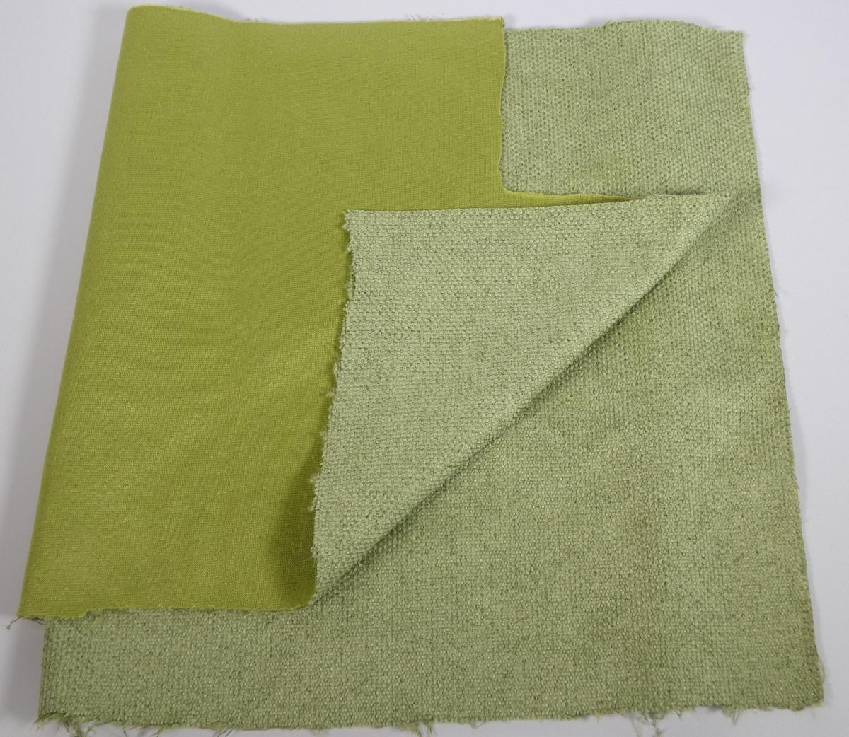 Textillaminat, Foto siehe Anlage,
- als Meterware, mit einer Breite von mehr als 30 cm,
- laut Untersuchungsergebnis:
-- aus zwei mit ihrer ganzen Fläche aufeinander liegenden und so miteinander durch Kleben
   verbundenen Lagen:
--- mit einer Oberlage (Schauseite):
---- aus einem buntgewebten und gerauten Gewebe,
---- in Musterbindung,
---- aus ungezwirnten, nicht hochfesten Garnen,
---- aus texturierten, synthetischen Filamenten (laut Antrag Polyester),
--- mit einer Unterlage:
---- aus einem Kuliergewirke,
---- aus synthetischen Chemiefasern,
- das die Schauseite bildende Gewebe verleiht der Ware insbesondere in Hinblick auf die 
  Bedeutung in Bezug auf die Verwendung ihren wesentlichen Charakter.

"Gewebe aus Garnen aus synthetischen Filamenten, anderes als in den Unterpositionen (HS) 
 5407 10 bis 5407 44 genannte, mit einem Anteil an texturierten Polyester-Filamenten von mehr als
 85 GHT, buntgewebt"
