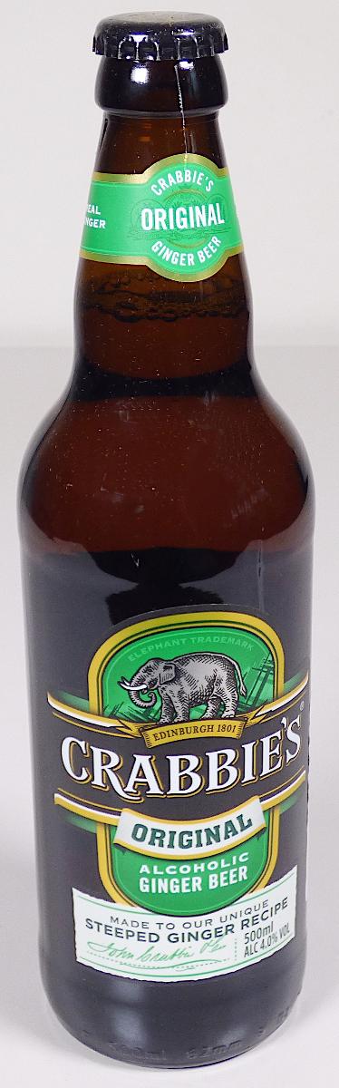 Antragsangaben: Ginger Beer; Alkoholgehalt: 4,0 %vol; Handelseinheit: 0,5 l-Getränkeflasche.

Beschaffenheit der vorgelegten Warenprobe: goldbraune, klare, kohlensäurehaltige Flüssigkeit, süßlich, säuerlich, nach Ingwer, leicht scharf schmeckend.

Die Ware enthält nach den vorliegenden Angaben ein mit Alkohol verstärktes gegorenes Getränk, eine vergorene Zuckerlösung, Wasser, Zucker, Aromen und weitere Zutaten. Vergorene Zuckerlösungen sind zolltariflich als Ethylalkohol der Position 2208 der KN zuzuweisen (vgl. DVO (EU) 2019/923, Nr.2). Die organoleptischen Merkmale der Ware entsprechen nicht denen eines originären gegorenen Getränks. Sie weist somit nach der Zusammensetzung und der Beschaffenheit nicht den Charakter eines Erzeugnisses der Position 2206 der KN auf (vgl. DVO (EU) 2019/923, Nr.1). Die Ware ist daher als anderes alkoholhaltiges Getränk in die Position 2208 der KN einzureihen.

Anderes alkoholhaltiges Getränk, in Behältnissen mit einem Inhalt von 2 l oder weniger.