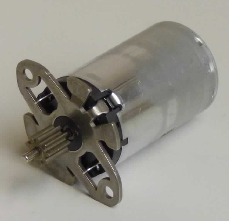Gleichstrommotor,
Elektromotor, zylinderförmiger, permanent erregter Gleichstrommotor, in Kombination mit einem Zahnrad, der Elektromotor übt die Hauptfunktion aus,
mit einer Leistung von ca. 8,9 W, bei einer Versorgungsspannung von 12 VDC,
Gesamtlänge ca. 72 mm, Durchmesser ca. 28 mm, 
mit einer zusätzlichen Halterung in der Größe von ca. 46 x 34 mm,
der Motor wird in ein Kraftfahrzeug eingebaut.

Der Motor ist als "Elektromotor, mit einer Leistung von 37,5 W oder weniger, kein Synchronmotor mit einer Leistung von 18 W oder weniger, Gleichstrommotor, keine Ware der TARIC-Unterpositionen 8501 1099 10 bis 8501 1099 82" einzureihen.
