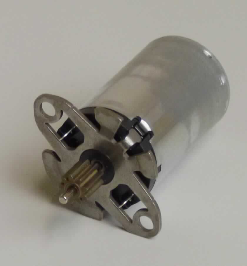 Gleichstrommotor,
Elektromotor, zylinderförmiger, permanent erregter Gleichstrommotor, in Kombination mit einem Zahnrad, der Elektromotor übt die Hauptfunktion aus,
mit einer Leistung von ca. 8,9 W, bei einer Versorgungsspannung von 12 VDC,
Gesamtlänge ca. 72 mm, Durchmesser ca. 28 mm, 
mit einer zusätzlichen Halterung in der Größe von ca. 46 x 34 mm,
der Motor wird in ein Kraftfahrzeug eingebaut.

Der Motor ist als "Elektromotor, mit einer Leistung von 37,5 W oder weniger, kein Synchronmotor mit einer Leistung von 18 W oder weniger, Gleichstrommotor, keine Ware der TARIC-Unterpositionen 8501 1099 10 bis 8501 1099 82" einzureihen.