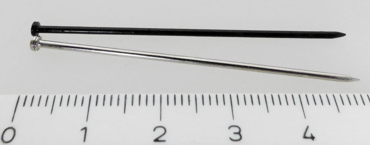 Es handelt sich um ca. 50 mm lange Nadeln aus Stahl (Stärke: etwa 1,2 mm) mit zugespitztem Stift an der einen und einem runden Kopf an der anderen Seite.
Die Erzeugnisse liegen in zwei verschiedenen Ausführungen vor (silberblank oder schwarz lackiert) und dienen zur Befestigung bei Floristikarbeiten, z. B. zum Stecken von Verzierungen.
- Antragstellerangaben -

Abbildung siehe Anlage.

Derartige Erzeugnisse gehören als "Stecknadeln aus Stahl" zum TARIC-Code 7319 4000 00.