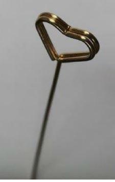 Es handelt sich um sog. Kartenhalter, bestehend aus einem Stahldrahtabschnitt (max. Querschnittsabmessung: ca. 1,2 mm), der am oberen Ende zu einer Klemme in Form von zwei stilisierten Herzen gebogen ist.
Die Erzeugnisse dienen in z. B. Blumentöpfen oder Gestecken dem Halten von Preisschildern, Platz- oder Grußkarten und dergleichen.
- Antragstellerangaben -

Abbildung siehe Anlage.

Derartige Erzeugnisse gehören als "andere Waren aus Stahldraht" zum TARIC-Code 7326 2000 90.