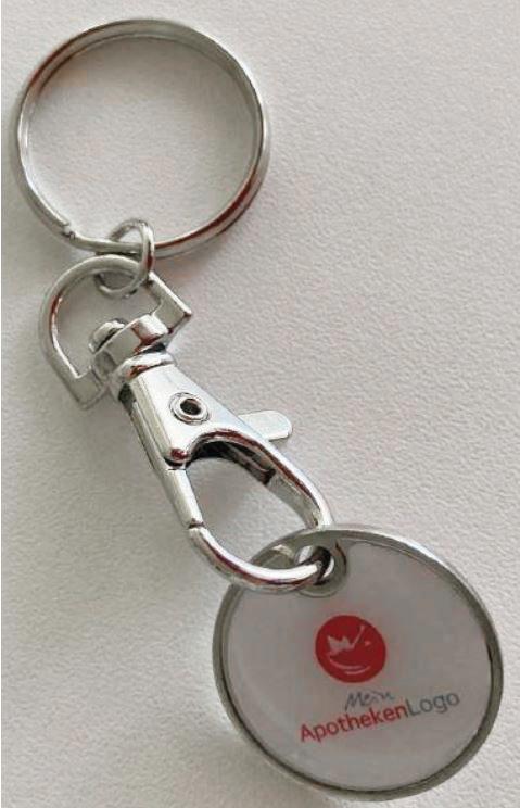 Es handelt sich um einen sog. Schlüsselanhänger, bestehend aus einem Schlüsselring aus Stahldraht, an dem über einen Verbindungsring aus Stahldraht ein Karabinerhaken mit Drehgelenk, jeweils aus einer Zinklegierung mit gewichtsmäßig vorherrschendem Zinkgehalt, angebracht ist. An dem Karabinerhaken ist eine gelochte, kreisrunde Scheibe aus Zink befestigt (sog. Einkaufswagenchip). Auf der Vorderseite weist der Einkaufswagenchip ein farbiges Logo auf.

Abbildung siehe Anlage.

Derartige Erzeugnisse gehören als "andere Waren aus Zink" zum TARIC-Code 7907 0000 90.