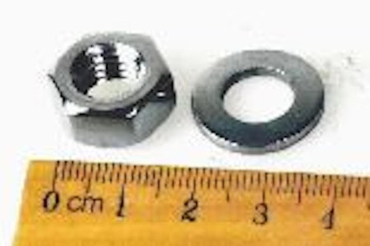 Es handelt sich um eine Warenzusammenstellung (Art.-Nr. 50813 + 10475), bestehend aus:
- zehn Muttern (Höhe ca. 8 mm) aus nicht rostendem Stahl mit durchgehendem, metrischem
  Innengewinde (M10) und Außensechskant
  und
- zehn ringförmigen Unterlegscheiben (Dicke ca. 2 mm) aus nicht rostendem Stahl mit
  kreisrunder, mittiger Lochung (Außendurchmesser ca. 20 mm; Innendurchmesser ca. 10,5 mm).
Die Erzeugnisse sind gemeinsam in einem Kunststoffbeutel verpackt und werden zusammen mit
entsprechenden Gewindestangen (nicht Gegenstand dieser vZTA) als Befestigungselemente
verwendet.
- Antragstellerangaben -

Die Muttern aus nicht rostendem Stahl sind - insbesondere im Hinblick auf ihre Bedeutung in
Bezug auf die Verwendung - charakterverleihend.

Abbildung siehe Anlage.

Derartige Erzeugnisse gehören als "andere Muttern aus nicht rostendem Stahl, mit Gewinde, zum TARIC-Code 7318 1639 90.
