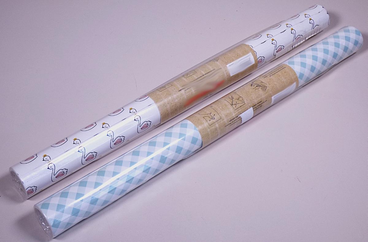 Angaben des Antragstellers:
Möbelsticker 2 m x 45 cm aus Polyvinylchlorid (PVC)

Feststellungen an einem Warenmuster:
Es wurden zwei Rollen von bunt bedruckten, selbstklebenden Kunststofffolien mit Schutzfolie vorgelegt. Die Folien bestehen aus Polyvinylchlorid und sind ca. 0,09 mm dick (ohne Schutzfolie). Die Folien sind mit einem Acrylatkleber ausgestattet.

Befund:
Es liegen selbstklebende Flacherzeugnisse aus Kunststoff im Sinne der Unterposition (KN) 3919 9080 vor.