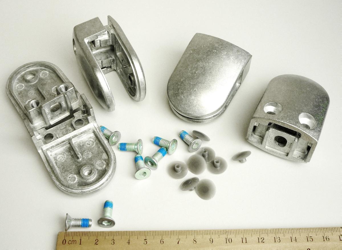 Sog. Glasklemme:

Es handelt sich um Erzeugnisse aus einer Zinklegierung mit gewichtsmäßig vorherrschendem Zinkgehalt  in Form von zwei an einem Ende abgerundeten Platten, die Abstufungen aufweisen und passgenau ineinandergesteckt werden. Eine Platte ist mit zwei Bohrungen, die jeweils ein Gewinde aufweisen und durch einen gelochten "Steg" miteinander verbunden sind, versehen. Die andere Platte ist mit zwei Lochungen ausgestattet. Die beiden Platten werden mit zwei Schrauben aus anderem unedlem Metall zusammengefügt und mit einer weiteren Schraube (nicht Gegenstand der vZTA) an Geländerstangen befestigt. Die Erzeugnisse dienen als Halterung und Sicherung von z. B. Glasflächen bei Geländerkonstruktionen. Vier sog. Glasklemmen sind mit jeweils acht Schrauben und Kunststoffkappen sowie einer Montageanleitung in einem Karton für den Einzelverkauf aufgemacht.
Zink herrscht gewichtsmäßig gegenüber jedem anderen unedlen Metall vor. Die Oberfläche ist im Edelstahleffekt
-Antragstellerangaben-
Abbildung siehe Anlage.

Das unedle Metall bestimmt den Charakter der zusammengesetzten Waren. Zink herrscht gewichtsmäßig gegenüber jedem anderen unedlen Metall vor. Derartige Erzeugnisse gehören als "andere Waren aus Zink" zum TARIC-Code 7907 0000 00.