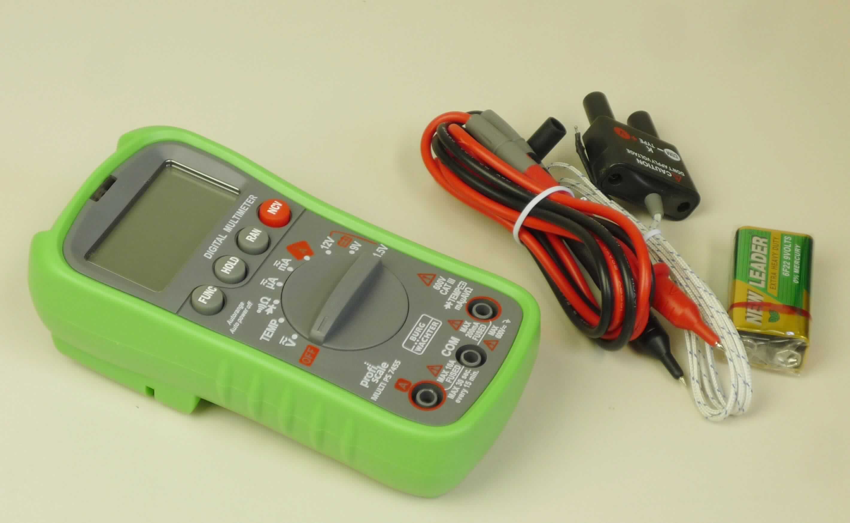 Sog. Multifunktionsmessgerät MULTI PS in Form einer Warenzusammenstellung in Aufmachung für den Einzelverkauf, im Wesentlichen bestehend aus einem in Bezug auf die Verwendung charakterbestimmenden Multimeter, zwei Messleitungen, einem Temperaturfühler, einer 9V-Batterie (noch einzusetzen) sowie einer Bedienungsanleitung in einer gemeinsamen Verpackung. Das Messgerät setzt sich im Wesentlichen aus einem ca. 74 x 148 x 50 mm (B x H x T) großen Gehäuse mit einem und einem Gewicht von ca. 232 g, einem Drehschalter zur Auswahl des Messbereichs, vier Bedienelementen in Form von Drucktastknöpfen, einer Flüssigkristallanzeige, einem Batteriefach, einem Momentanwert- (HOLD-Funktion), einem berührungslosen Spannungsdetektor, einer roten Anzeige-LED sowie Anschlüssen für die Messleitungen und den Temperaturfühler zusammen.
Das Gerät dient dem Messen verschiedener elektrischer Größen (kennzeichnende Haupttätigkeit) wie Gleich-/Wechselspannung, Gleich-/Wechselstrom, Widerstand, der Durchführung von Diodentests, Durchgangsprüfung und der Messung der Temperatur.

äußere Form: siehe Abbildung in der Anlage

Die Ware wird als "Gerät zum Messen oder Prüfen elektrischer Größen (Spannung, Stromstärke, Widerstand), ausgenommen Zähler der Position 9028, nicht in den Unterpositionen (HS) 9030 10 bis 9030 20 erfasst, ohne Registriervorrichtung, nicht für zivile Luftfahrtzeuge" eingereiht.
