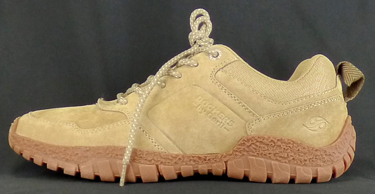 Halbschuhe, sog. Schnuerer / Dockers, Art. 55IE801-340450, Größe 41, Foto siehe Anlage,
- mit Laufsohlen aus laut Antrag Kunststoff; ohne Hauptsohle aus Holz,
- mit Oberteil (geschlossenes Blatt) aus Leder (den größten Teil der Außenfläche bildend) und 
  Spinnstoff,
- seitlich und an der Lasche mit Firmenlogos versehen,
- mit Schnürsenkelverschluss, teilweise mit Ösen aus unedlem Metall,
- ohne Metallschutz in der Vorderkappe,
- nicht den Knöchel bedeckend,
- im Bereich der Lasche und der Ferse mit einer Anziehhilfe,
- mit einer Länge der Innensohle von ca. 27,3 cm,
- als Männerschuhe erkennbar.

"Schuhe mit Laufsohlen aus Kunststoff und Oberteil aus Leder, andere als in den Unterpositionen
 (KN) 6403 1200 bis 6403 9950 genannte, mit einer Länge der Innensohle von mehr als 24 cm, für
 Männer, andere als im TARIC-Code 6403 9996 10 genannte"