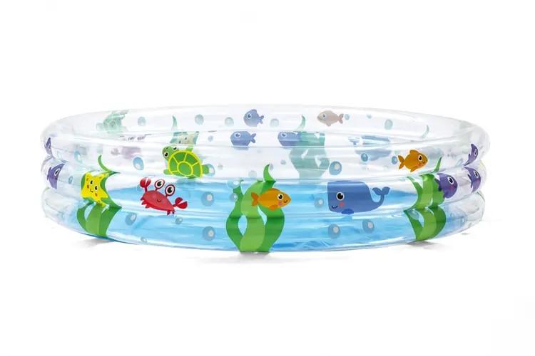 Bei dem durch Abbildungen und Beschreibungen veranschaulichten sowie als "Planschbecken Deep Dive" bezeichneten Erzeugnis handelt es sich um ein Planschbecken,
- aus zusammengeschweißten Kunststofffolien (PVC) gefertigt, die in drei
  separaten, aufblasbaren Ringen fest übereinander angeordnet sind,
- mit einem Durchmesser von ca. 152 cm und einer Höhe von ca. 30 cm,
- mit einem Unterwasser-Motiv bedruckt,
- in einer Aufmachung für den Einzelverkauf.

Derartige Erzeugnisse werden zolltarifrechtlich als "Schwimm- und Planschbecken" eingereiht.