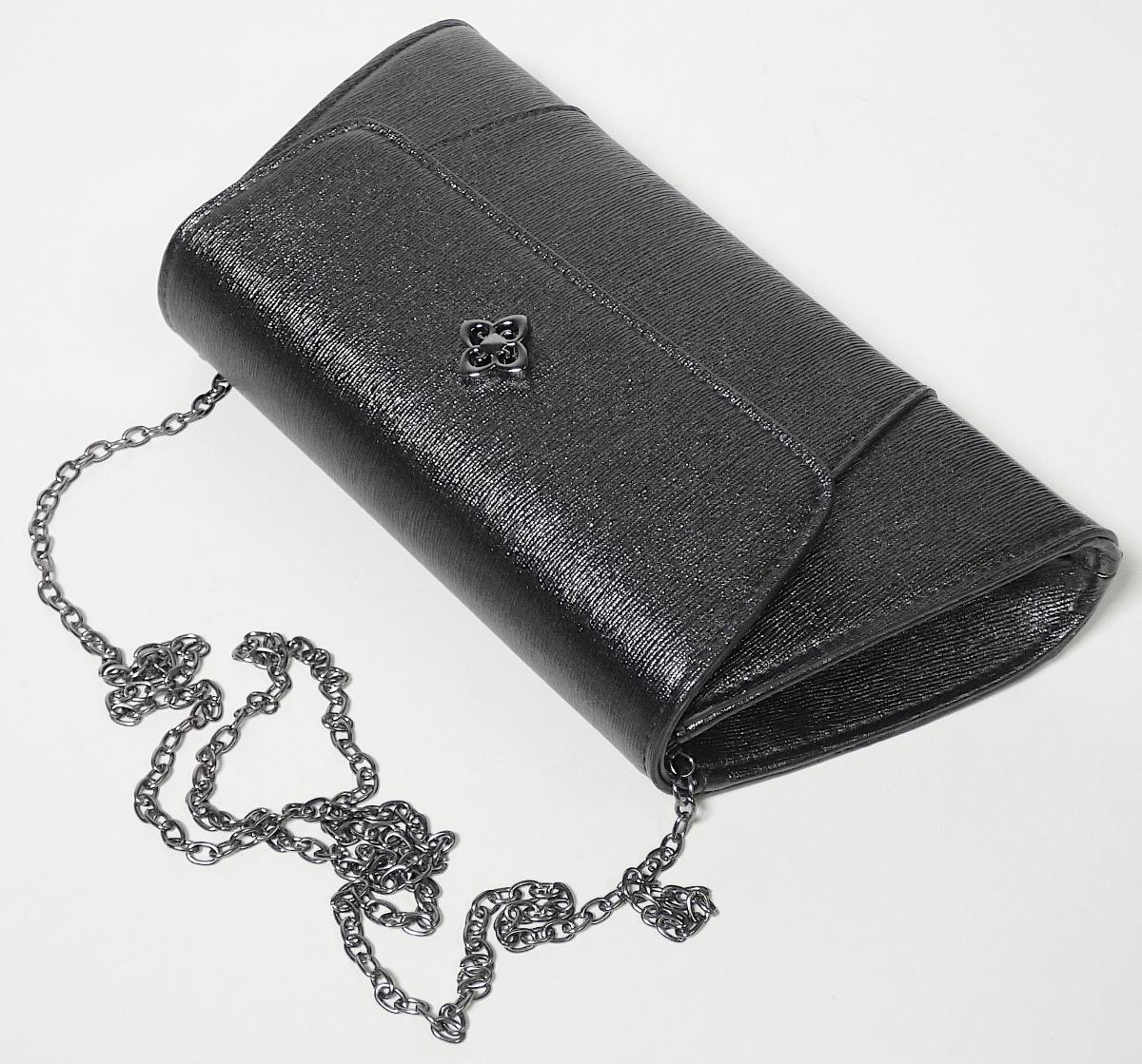 Handtasche, Foto siehe Anlage,
- mit einer Außenseite aus Kunststofffolien (streifenartig geprägt),
- an der Vorderseite mit einem Emblem aus unedlem Metall verziert,
- mit einem abnehmbaren Schultertrageriemen in Form einer Gliederkette aus unedlem Metall,
- mit einer Überschlagklappe mit zwei magnetischen Druckknopfverschlüssen,
- - gefüttert; innen mit einem offenen Einsteckfach und einem Reißverschlussfach ausgestattet,
- trapezförmig; mit den Abmessungen: ca. 25 cm (Breite) x 13 cm (Höhe) x 6 cm (Tiefe),
- Handtasche, da aufgrund der Größe und des Gesamteindrucks in erster Linie dazu geeignet,
  kleinere, persönliche Gegenstände aufzunehmen.

"Handtasche, mit Außenseite aus Kunststofffolien"