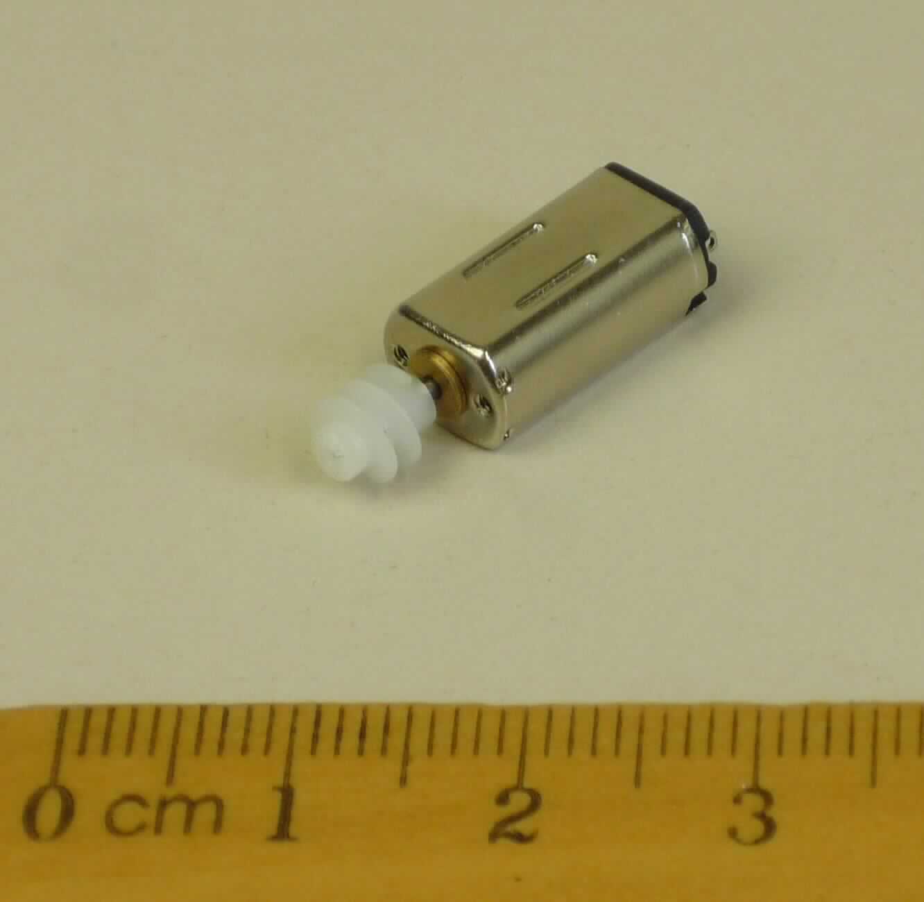 Elektromotor, QX-FF-K20-06190, 
Gleichstrommotor mit Bürsten, in einem länglich abgerundeten Metallgehäuse und einem auf der Welle befestigten Schneckenrad, mit einer Leistung von 0,047 W bei einer Spannung von 2,4 V, Abmessungen 23 x 8 x 6 mm, zum Einbau in den Zylinder eines Profilzylinderschlosses.

Das Erzeugnis wird als "Elektromotor mit einer Leistung von 37,5 Watt oder weniger, kein Synchronmotor der UPos. (KN) 8501 1010, Gleichstrommotor, keine Ware des TARIC-Codes 8501 1099 10 bis 8501 1099 82" eingereiht.