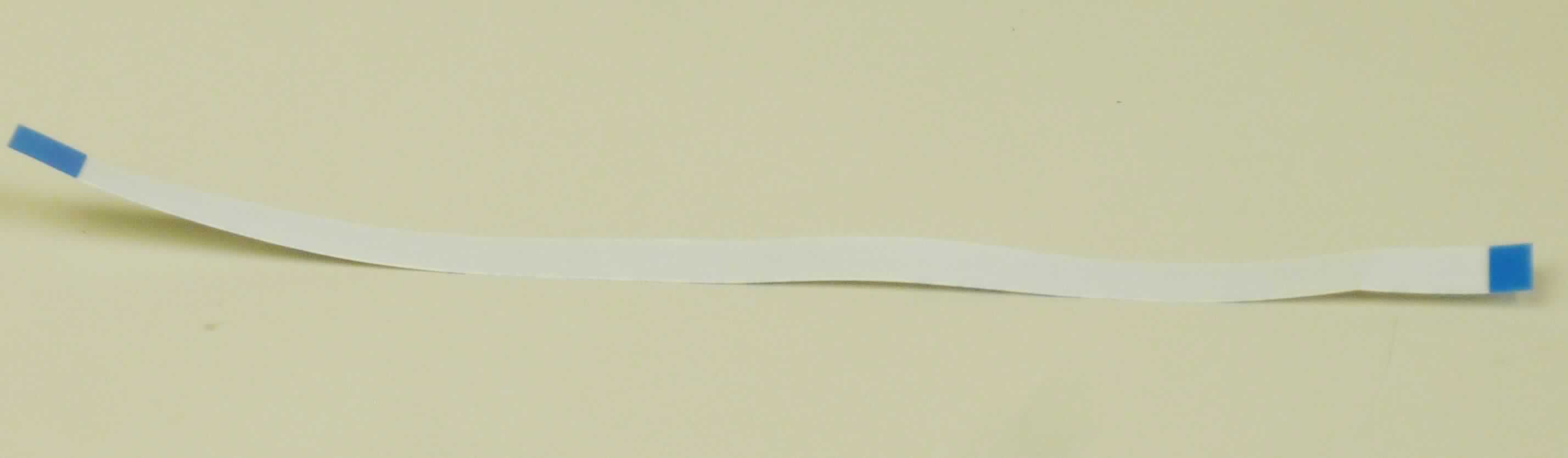 Isoliertes flexibles Flachbandkabel (FFC) sog. Folienkabel 160 mm, Materialnummer 7013210,
- aus zwölf in Kunststoffbahnen isolierten flachen Litzenleitern, an beiden Seiten abisoliert und einseitig verstärk, 
- für eine Spannung von 60 V, mit einer Wärmebeständigkeit von 80°C, mit Litzen mit einer Dicke von 
  weniger als 0,51 mm, 
- für den Einsatz als Flachbandkabel zur Verbindung von Tastatur und Platine in elektronischen Türschlössern.

Die Ware ist als "Isoliertes elektrisches Kabel, nicht mit Anschlussstücken versehen, nicht von der für die Telekommunikation verwendeten Art, nicht mit einem Durchmesser der Leitereinzeldrähte von über 0,51 mm, für eine Spannung von weniger als 80 V, kein Elastomerkontaktelement, nicht von den Codenummern 8544 4993 20 0 bis 8544 4993 30 0 erfasst" einzureihen.