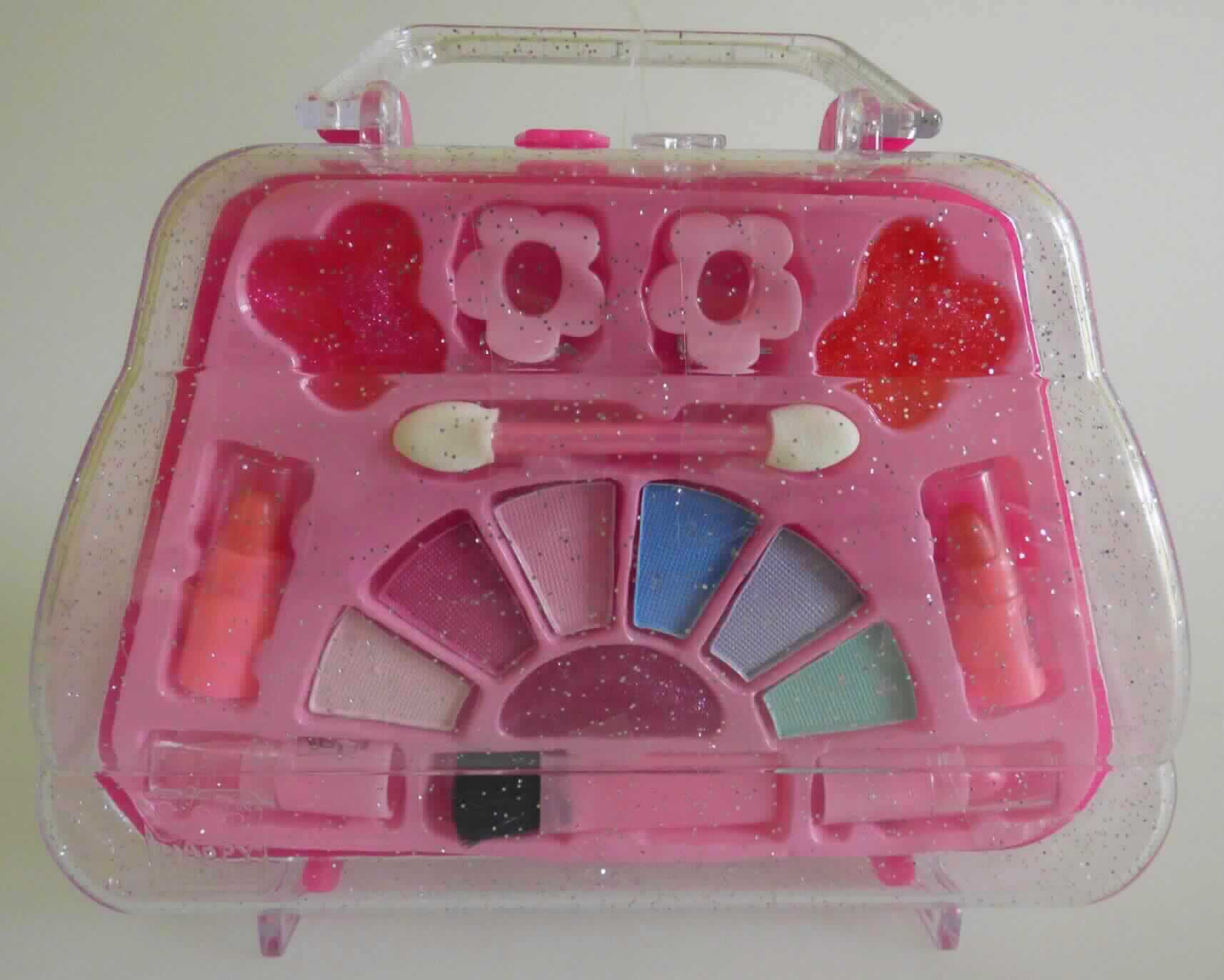 Erzeugnis zum Schminken; Schminkset für Kinder

Bei der vorgelegten Ware handelt es sich um ein Schminkset für Kinder, verpackt in einer pinkfarbenen Kunststoffschachtel mit durchsichtigem Klappdeckel und Haltegriff. Darin befindet sich eine rosafarbene Tiefziehschale aus Kunststoff mit Mulden für die Schminkmittel. 
Es liegt eine Warenzusammenstellung in Aufmachung für den Einzelverkauf vor, die aus folgenden Bestandteilen besteht:
-	3 x Lipgloss
-	4 x Lippenstiften
-	3 x Rouge
-	3 x Lidschatten
-	2 x einfache Haarspangen in Form von stilisierten Blüten
-	2 x Applikatorpinsel
Es handelt sich um eine Warenzusammenstellung, da die Bestandteile der Befriedigung eines gemeinsamen Bedarfs oder der Ausübung einer bestimmten Tätigkeit dienen (Schminken). Als charakterbestimmend werden die Schminkmittel für die Lippen angesehen (Anzahl und Volumen).

Die Ware ist als Erzeugnis zum Schminken, Schminkmittel  (Make-Up) für die Lippen in die Unterposition 330410 der Kombinierten Nomenklatur einzureihen.