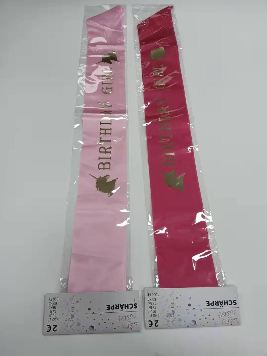 Schärpe, sog. Geburtstags-Schärpe, Foto siehe Anlage,
- in einem Polybeutel mit bedrucktem Pappaufhänger verpackt,
- laut Antrag in verschiedenen Farben,
- in den max. Abmessungen (L x B) von ca. 79 cm x 9,5 cm,
- in Form eines Bandes aus ca. 0,1 mm dicken, einfarbigen Geweben aus laut Antrag Polyester
  (synthetische Chemiefasern); in der Mitte umgeschlagen und an den abgeschrägten Schmalseiten
  zusammengenäht,
- mit zwei aufgedruckten "Einhörnern" und dem Schriftzug "BIRTHDAY GIRL" verziert,
- durch Zusammennähen konfektioniert,
- ohne Hinweise auf Handarbeit,
- individuelles (selbständiges) Einzelstück, das eine Ergänzung von Kleidung darstellt.
- aufgrund des eigenen Gebrauchswertes keine Ware der Position 9505.

"Anderes konfektioniertes Bekleidungszubehör (Schärpe), aus Geweben, nicht handgearbeitet"