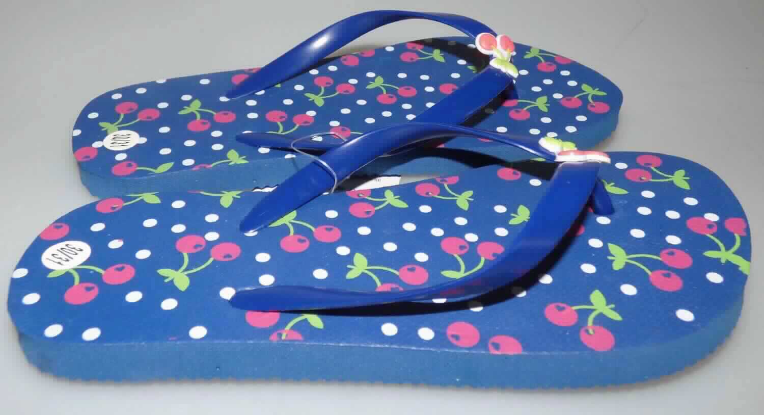 Zehenstegsandalen (laut Antrag: "Flip Flops", Art. 2529800699, Größe 30/31, Foto siehe Anlage)
- mit Laufsohlen aus (laut Antrag) Kunststoff,
- mit zehenfreiem Oberteil aus einem Riemen aus Kunststoff, der an drei Punkten mit der Sohle durch Zapfen 
  zusammengesteckt ist, 
- mit Verzierungen.

"Schuhe, andere als in der Position 6401 genannte, mit Laufsohlen und Oberteil aus Kunststoff, keine Sportschuhe, 
 mit Oberteil aus Riemen, mit der Sohle durch Zapfen zusammengesteckt"