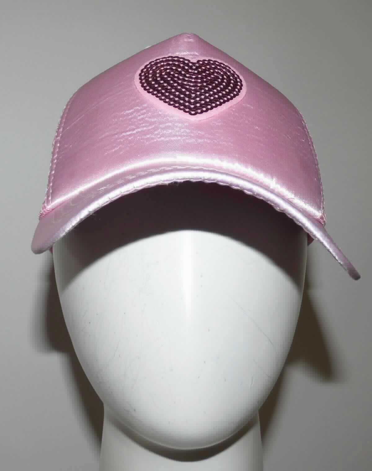 Mütze, sog. Satin-Cap mit Netz und Pailletten-Herz, Art. 7828500722, Foto siehe Anlage, 
- durch Zusammennähen von Stücken aus Geweben aus Spinnstoffen und aus durchbrochenen Gewirken 
  aus Spinnstoffen (am Hinterkopf) hergestellt, 
- mit Schirm, 
- vorne mit einer aufgenähten Verzierung in Form eines Herzens aus Pailletten aus Kunststoff ausgestattet,
- am hinteren Rand mit einem Riegel aus Kunststoff mit mehreren Einstellmöglichkeiten zum Verengen,
- mit einem Schweißband ausgestattet.

"Kopfbedeckung, aus mehreren Stücken von Spinnstofferzeugnissen hergestellt, Mütze mit Schirm, ausgestattet"