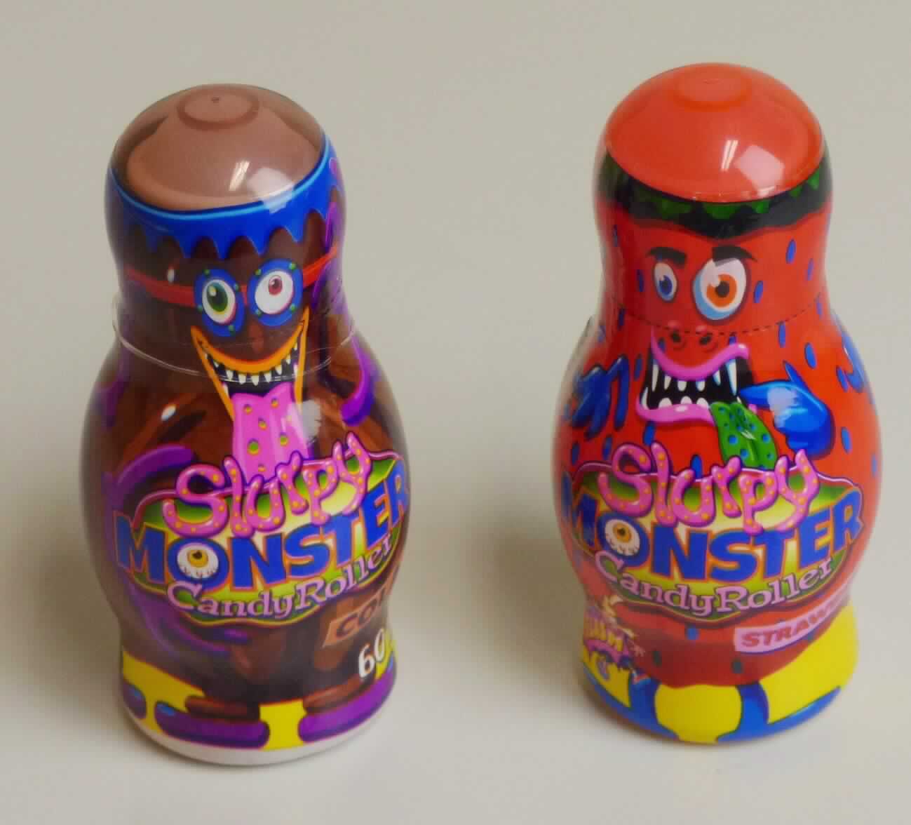 Candy Roller, flüssige Zuckerware mit Zusatz von Aromen

Beschaffenheit der vorgelegten Warenmuster (Geschmacksrichtung: Erdbeere und Cola): 
In bunte Folie eingeschweißte, weiße, bauchige, etwa 11 cm hohe Kunststoffflasche mit eingesetzter, drehbarer, ohne Zerstörung der Flasche nicht entfernbarer Kunststoffkugel und aufgeschraubter roter bzw. brauner Schutzkappe; auf der Folie aufgedruckt die Warenbezeichnung, die Geschmacksrichtung (Erdbeere oder Cola) und die Inhaltsmenge (60 ml); auf einem zusätzlich angebrachten neutralen, weißen Etikett Angaben u. a. zu den Zutaten (im Wesentlichen Wasser, Zucker, Säuerungsmittel, Aroma) und zum Nährwert.
Inhalt: Farblose, klare, schwach sirupöse Flüssigkeit; Geruch aromatisiert nach Erdbeere oder Cola; Geschmack süß, säuerlich, aromatisiert; aufgrund der Aufmachung nicht unmittelbar trinkbar.

Saccharose, einschließlich andere als Saccharose berechnete Zucker (gemäß ZAnm 4 Kap 21):
-  Geschmacksrichtung Erdbeere: 32,6 GHT,
-  Geschmacksrichtung Cola: 34,1 GHT.

Lebensmittelzubereitung, anderweit weder genannt noch inbegriffen, Zuckersirup aromatisiert oder gefärbt, kein Isoglucose-, Lactose-, Glucose- oder Maltodextrinsirup, weniger als 70 GHT Saccharose (einschließlich Invertzucker als Saccharose berechnet) oder Isoglucose (als Saccharose berechnet) enthaltend, mit einem Gehalt an zugesetztem Rohr- oder Rübenzucker der Unterpositionen 1701 91 bis 1701 99 von weniger als 65 % des Nettogewichts; kein Getränk der Position 2202 der KN, da die Flüssigkeit ohne Zerstörung der Verpackung nur als dünner Film abgeleckt werden kann.
