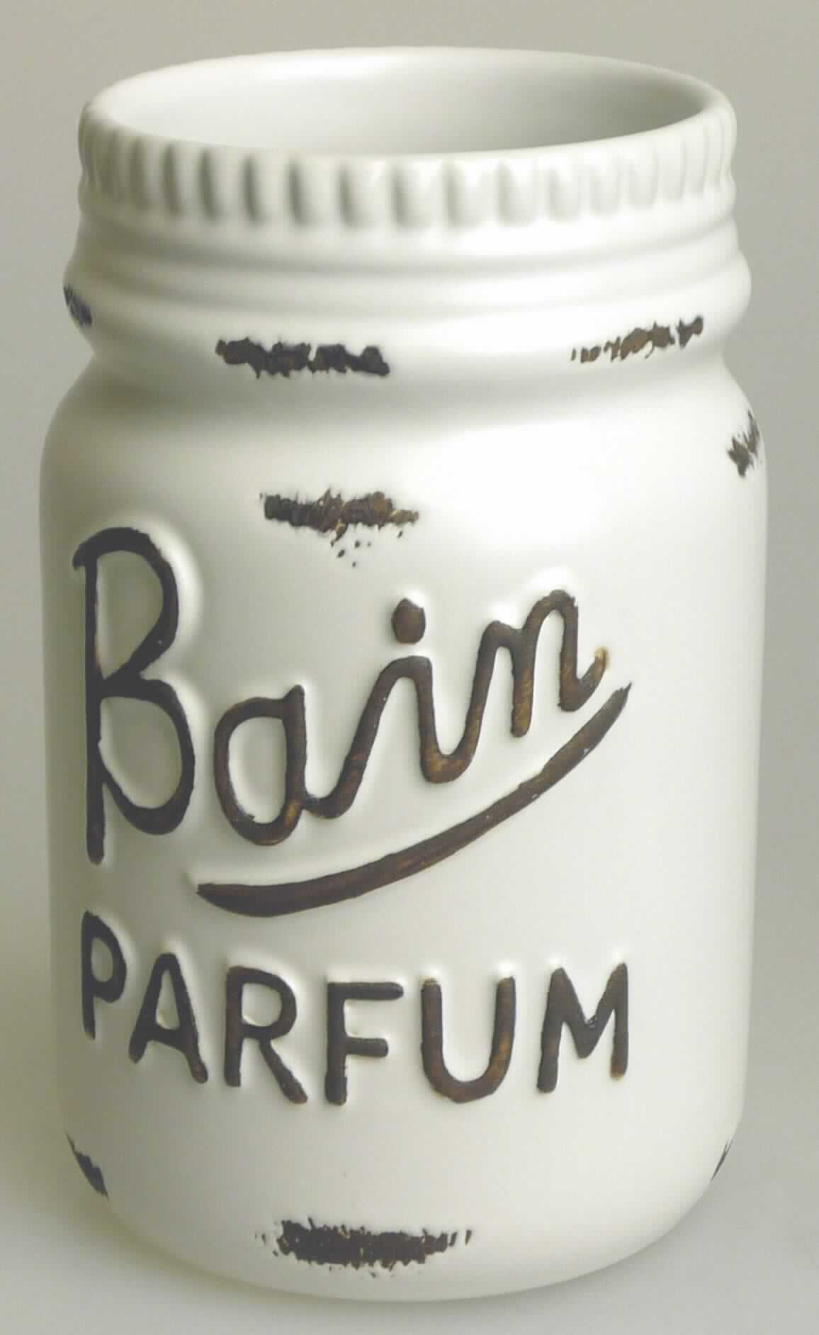 Keramischer Toilettengegenstand, Foto siehe Anlage,
- cremefarbener, glasierter Becher in Schraubglasoptik; auf der Außenseite mit dem Schriftzug "Bain
   PARFUM" verziert und so gestaltet, als sei die Emaille teilweise abgeplatzt,
- in den Abmessungen: ca. 6,5 cm (Durchmesser) x 12 cm (Höhe),
- keramisches Erzeugnis; nach der Formgebung gebrannt; tonmineralhaltiges Material enthaltend, 
- - nach dem Ergebnis der wissenschaftlichen Untersuchung handelt es sich bei der Keramik weder um Porzellan
    noch um gewöhnlichen Ton, Steinzeug, Steingut oder feine Erden; der Becher ist als andere keramische Ware
    anzusehen,
- zur Verwendung als Zahnputzbecher im Badezimmer bestimmt. 

"Keramischer Toilettengegenstand, aus anderer Keramik als Porzellan, gewöhnlicher Ton, Steinzeug, Steingut oder
 feine Erden"