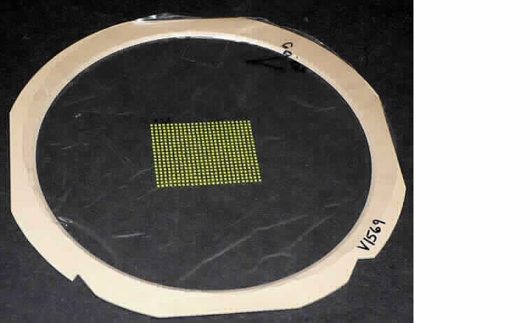 Keramische Waren zu technischen Zwecken, sog. Keramikplättchen, Abbildung siehe Anlage, 
- annähernd quadratische Plättchen mit einer Seitenlänge von ca. 1 mm, 
- nach vorheriger Formgebung keramisch gebrannt, 
- aus Yttrium-Aluminium-Granat (YAG - Y3Al5O12), 
- mit einer Mohsschen Härte von 8,25, 
- die Waren werden auf Leuchtdioden aufgesetzt und konvertieren das blau emittierende Licht der eingebauten 
  Leuchtdiodenchips z.B. zu weiß, 
- zu 500 Stück auf einer in einem Kunststoffring gespannten Folie aufgeklebt (für diese Ware handelsübliche 
  Verpackung).

"Keramische Waren zu technischen Zwecken, nicht aus Porzellan, mit einer Mohsschen Härte von weniger als 9, 
 andere als in den Unterpositionen 6909 1900 20 0 bis 6909 1900 70 0 genannte"