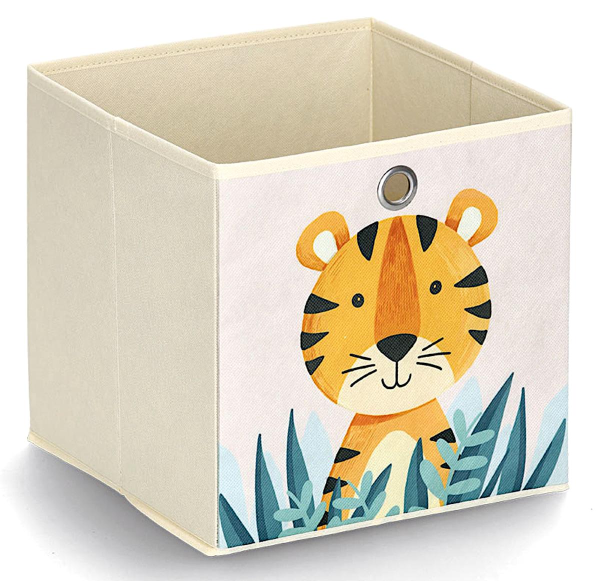 Aufbewahrungsbox, sog. Aufbewahrungsbox "Tiger" Art. 14477, Foto siehe Anlage,
- in eine bedruckte Pappbanderole eingesteckt,
- in Form eines Quaders gearbeitet, oben offen, zusammenklappbar; mit den Abmessungen 
  von laut Antrag ca. 28 cm x 28 cm x 28 cm,
- aus ca. 0,5 mm dicken, einfarbigen, punktuell thermisch verfestigten Vliesstoffen aus Spinnstoffen,
- mit Ausnahme des Bodens an allen Seiten zur Stabilisierung mit Einlagen aus Pappe verstärkt,
- zusätzlich mit einem herausnehmbaren Boden aus Pappe, der bis auf große Teile der Unterseite mit
  den oben genannten Vliesstoffen überzogen ist,
- mit einem aufgedruckten Tiermotiv verziert und mit einer runden Grifföffnung mit einer Einfassung aus
  unedlem Metall ausgestattet,
- durch Zusammenfügen konfektioniert,
- stellt sich nicht als Behältnis der Position 4202 dar, da die Ware weder namentlich im Positions-
  wortlaut genannt, noch einem der dort genannten Behältnisse ähnlich ist
- ohne raumbezogene Funktion, somit keine Ware der Position 6304,
- im Hinblick auf den Umfang und das äußere Erscheinungsbild bestimmt der Spinnstoff gegenüber
  der Pappe den Charakter der Ware.

"Andere konfektionierte Ware (Aufbewahrungsbox), aus Spinnstoffen, aus Vliesstoffen"