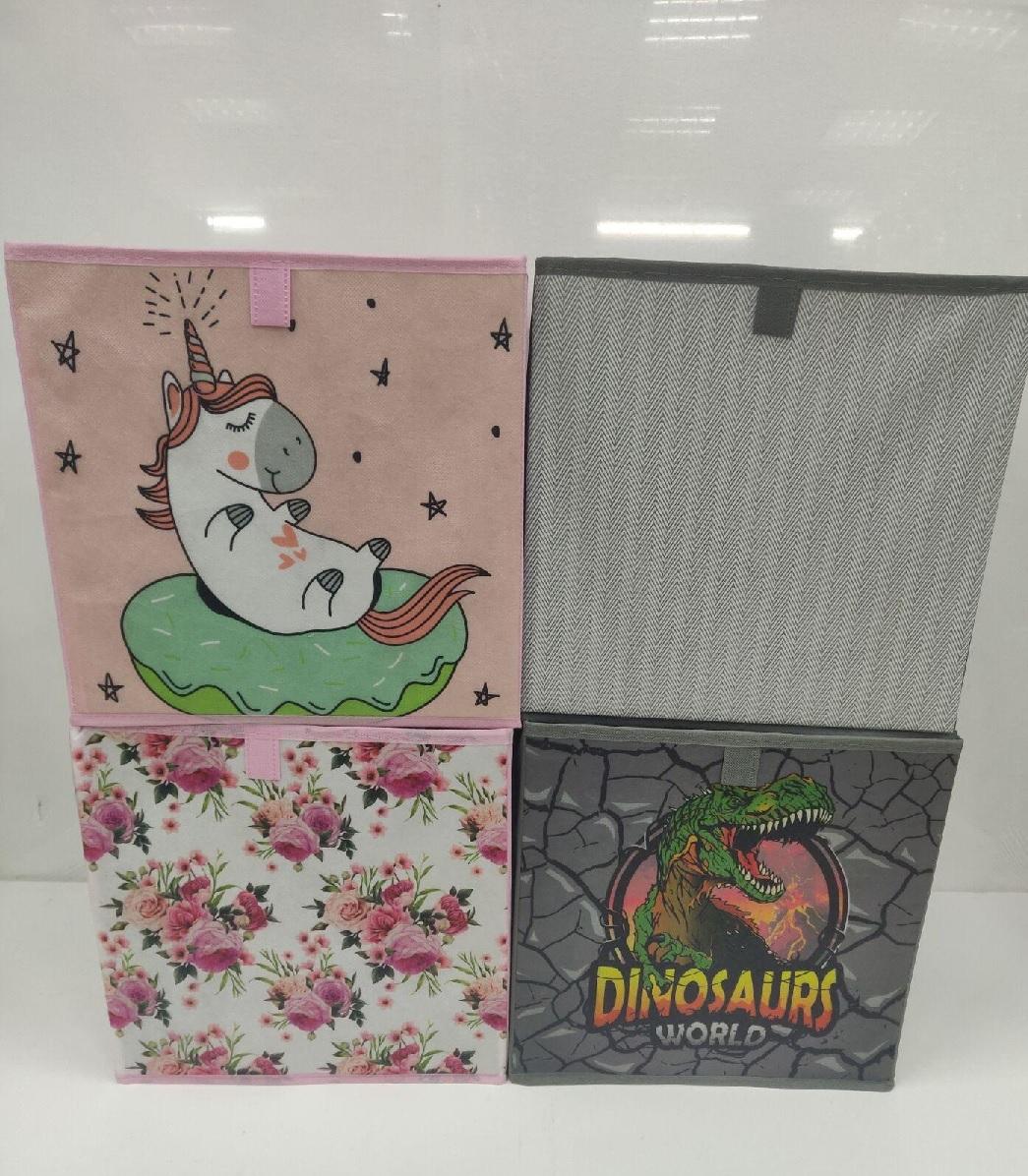 Aufbewahrungsbox, sog. Faltbox aus Vliesstoff, Foto siehe Anlage,
- laut Antrag in verschiedenen Farben und Designs,
- in einem Polybeutel mit bedrucktem Papiereinleger verpackt,
- zusammenklappbar; in Form eines oben offenen Quaders; in den Abmessungen von laut Antrag
  32 cm x 32 cm x 32 cm,
- mit doppelt gearbeiteten Seitenteilen sowie einem einfach gearbeiteten Bodenteil aus einfarbigen sowie
  bedruckten (Vorderseite), punktuell thermisch verfestigten Vliesstoffen aus laut Antrag Polypropylen
  (synthetische Chemiefasern); an allen Seiten zur Stabilisierung mit eingelegten Zuschnitten aus Pappe
  verstärkt,
- zusätzlich mit einem herausnehmbaren Boden aus Pappe, der bis auf große Teile der Unterseite mit
  den oben genannten Vliesstoffen überzogen ist,
- am oberen Rand der Vorderseite mit einer kleinen Zugschlaufe aus den vorgenannten Vliesstoffen
  versehen,
- durch Zusammenfügen konfektioniert,
- stellt sich nicht als Behältnis der Position 4202 dar, da die Ware weder namentlich im Positionswortlaut
  genannt noch einem der dort genannten Behältnisse ähnlich ist,
- ohne raumbezogene Funktion, somit keine Ware der Position 6304,
- im Hinblick auf den Umfang und das äußere Erscheinungsbild verleiht der Vliesstoff der Ware ihren
  wesentlichen Charakter.

"Andere konfektionierte Ware (Aufbewahrungsbox), aus Spinnstoffen, aus Vliesstoffen"