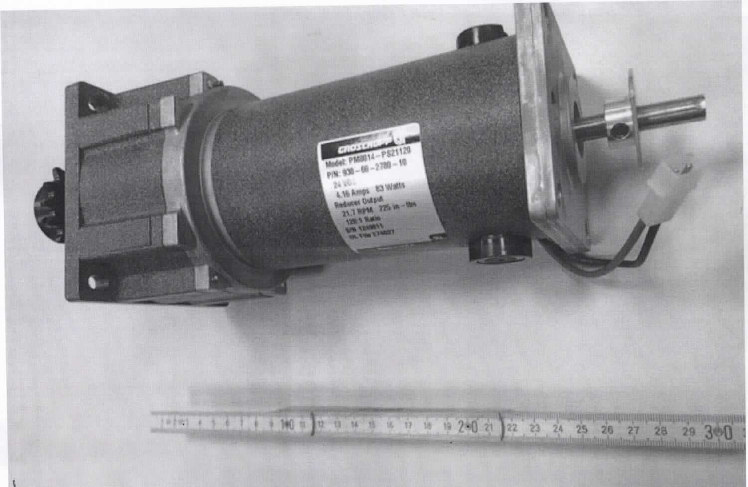 Austauschmotor für Robocrib, Model PM8014-PS21120, siehe Abbildung,
Elektromotor, Gleichstrommotor mit einer Leistung von 83 W bei 24 VDC in einem zylinderförmigen Gehäuse in Kombination mit einem Getriebe in einem quaderartigen bzw. zylinderförmigen Gehäuse mit Ausgangswelle und Zahnrad sowie einem Encoder mit Zählscheibe.
Die kennzeichnende Haupttätigkeit übt der Gleichstrommotor aus.
Die Ware wird in einen industriellen Verkaufsautomaten verbaut und dient dort dem Bewegen der Drehteller.

Die Ware ist als "Elektromotor mit einer Leistung von mehr als 37,5 W, Gleichstrommotor, mit einer Leistung von weniger als 750 W, nicht von den Unterpositionen 8501 3100 10 bis 8501 3100 89 erfasst - Austauschmotor" einzureihen.