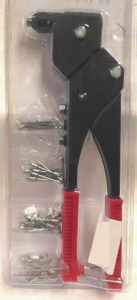 "Nietenzange";
Warenzusammenstellung in Aufmachung für den Einzelverkauf, bestehend aus

- einer Nietzange
- - mit freiem Arm zu handhabendes Erzeugnis in Form einer Zange mit Setzmechanismus
    und auswechselbarem Mundstück aus Stahl
- - mit Zangengriffen aus unedlem Metall, die am unteren Ende mit Kunststoff ummantelt und mit
    einem Feststellbügel ausgestattet sind
- - zum Verarbeiten (Setzen) von sog. Blindnieten

- drei weiteren austauschbaren Mundstücken aus unedlem Metall für unterschiedliche Nietgrößen

- 80 Blindnieten in vier unterschiedlichen Größen aus unedlem Metall

- gemeinsam in einer Blisterpackung verpackt

- die Nietzange bestimmt insbesondere im Hinblick auf Wert und Gewicht den Charakter
  der Warenzusammenstellung

Abbildung siehe Anlage.

Derartige Erzeugnisse gehören als "andere Zangen mit arbeitendem Teil aus unedlem Metall" zur Codenummer 8203 2000 00 0 des Zolltarifs.