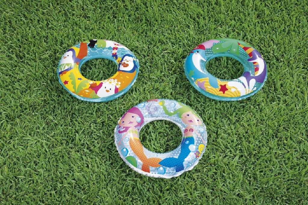 Es handelt sich um ein durch Antragsangaben und Abbildungen veranschaulichtes Spielzeug in Form eines aufblasbaren Schwimmrings (Durchmesser ca. 51 cm) in verschiedenen Varianten, aus miteinander verschweißten, bunt mit Motiven wie z.B. Tieren oder Meerjungfrauen bedruckten Kunststofffoliensegmenten.

Das für den Einzelverkauf aufgemachte und als "Schwimmring Aqua 51 cm, Artikelnummer MAN 3058455" bezeichnete Erzeugnis besteht aus einer großen, annähernd runden Luftkammer mit Ventil. Es dient der spielerischen Unterhaltung von Kindern im seichten Wasser, bietet jedoch keine ausreichende Sicherheit vor Unfällen im tiefen Wasser.

Derartige Erzeugnisse werden zolltarifrechtlich als "anderes Spielzeug, nicht von den Unterpositionen (KN) 9503 0010 bis 9503 0087 erfasst, aus Kunststoff, nicht von den TARIC-Codes 9503 0095 10 bis 9503 0095 40 erfasst" eingereiht.