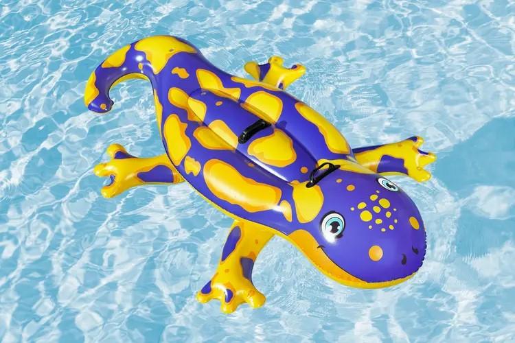 Bei dem durch Abbildungen und Beschreibungen veranschaulichten und als "Schwimmtier Splashing Salamander" bezeichneten Erzeugnis handelt es sich um ein Spielzeugtier,
- eine Eidechse darstellend,
- aus miteinander verschweißten, bedruckten Kunststofffolien (PVC) gefertigt,
- in den Abmessungen von ca. 191 x 119 cm,
- aufblasbar; somit ohne Füllmaterial,
- mit ausgeformtem Kopf, vier Beinen und einem Schwanz,
- samt zwei Haltegriffen an der Oberseite,
- dient der spielerischen Unterhaltung von Personen im flachen Wasser,
- in Aufmachung für den Einzelverkauf.

Derartige Erzeugnisse werden zolltarifrechtlich als "Spielzeug, ein Tier darstellend, kein Füllmaterial enthaltend, nicht aus Holz handgearbeitet" eingereiht.