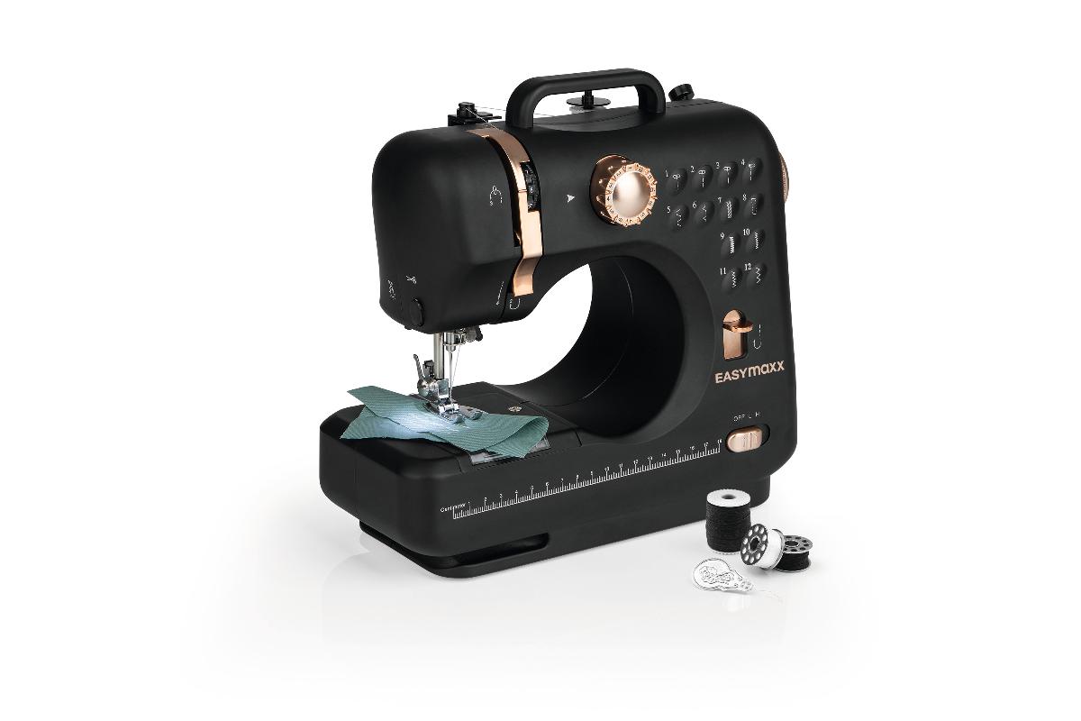 Mini-Nähmaschine (Abbildung siehe Anlage)
- in einem Gehäuse mit Tragegriff, Ein-/Ausschalter, Handrad, automatische ,
  Spulvorrichtung, Fadenabschneider und Bedienelementen über Kabel verbunden mit Fußanlasser,
- nach dem Prinzip des Steppstichs arbeitend, mit einem Gewicht des Kopfs ohne Motor von weniger als
  16 kg (1,96 kg) und einem Stückwert von weniger als 65 €, 
- gemeinsam mit Beipack (zwei Garnrollen, drei Unterfadenspulen mit Garn, Ersatznadel und Einfädler) in
  einer für den dauernden Gebrauch geeigneten Aufbewahrungstasche verpackt.
Die Nähmaschine bestimmt den Charakter des Ganzen.

"Nähmaschine, andere als Fadenheftmaschinen der Position 8440, keine Ware der Codenummer
  8452 1011 00 0 (Warenzusammenstellung aus Nähmaschine in funktioneller Einheit
  mit Fußpedal mit nicht charakterbestimmendem Beipack, in Aufmachung für den Einzelverkauf in einem
  zum dauernden Gebrauch bestimmten Behältnis) - Mini-Nähmaschine"