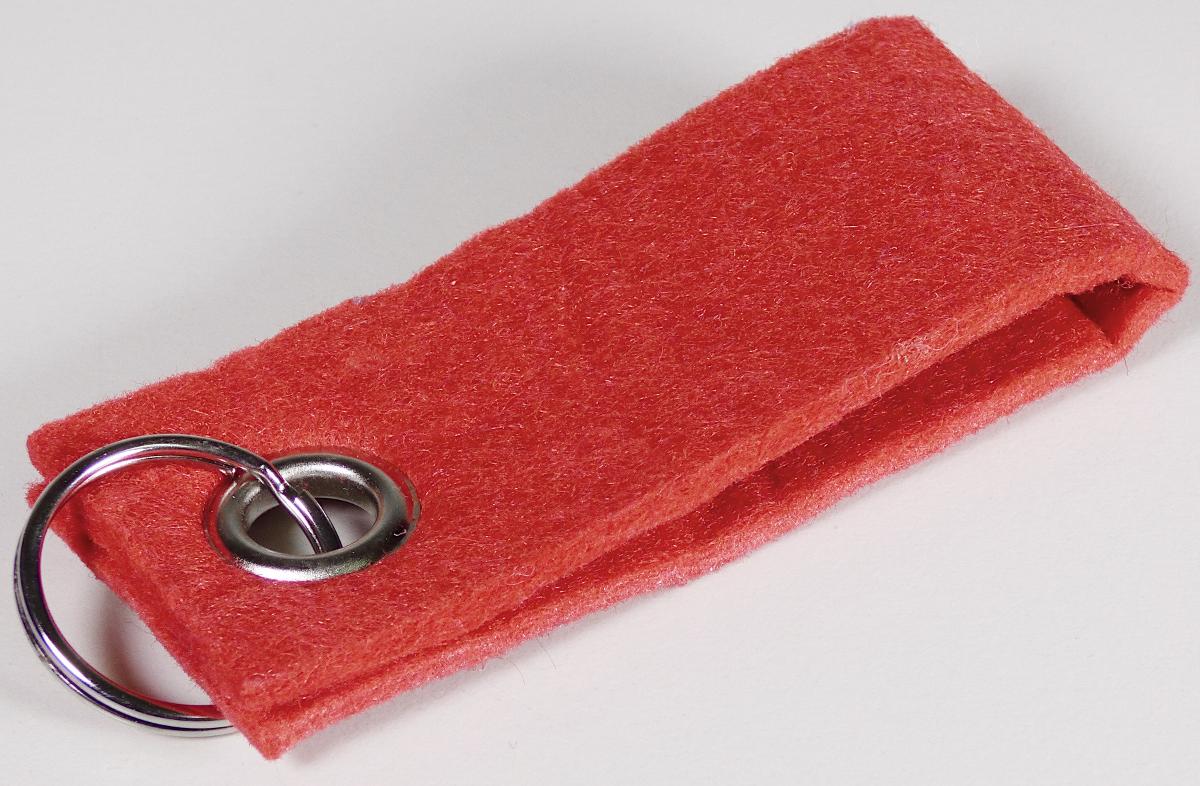 Es handelt sich um sogenannte Schlüsselanhänger, bestehend jeweils aus einem Schlüsselring aus Stahldraht (maximale Querschnittsabmessung: etwa 1,5 mm) und aus einem flachen, rechteckigen Anhänger aus Spinnstoff (Filz), der zu einer Schlaufe umgeschlagen ist. Die Schlaufe wird durch eine Öse aus Stahl zusammengehalten, durch die der Schlüsselring hindurchgeführt ist.
Abmessungen (Länge x Breite x Höhe): etwa 90 x 35 x 7 mm; Durchmesser (Schlüsselring): 24 mm. 
- Antragstellerangaben -

Stahl bestimmt insbesondere im Hinblick auf die Bedeutung für die Verwendung den Charakter der aus verschiedenen Stoffen zusammengesetzten Waren.

Abbildung siehe Anlage.

Derartige Erzeugnisse gehören als "andere als in den vorgenannten TARIC-Codes genannte Waren aus Stahldraht" zum TARIC-Code 7326 2000 90.