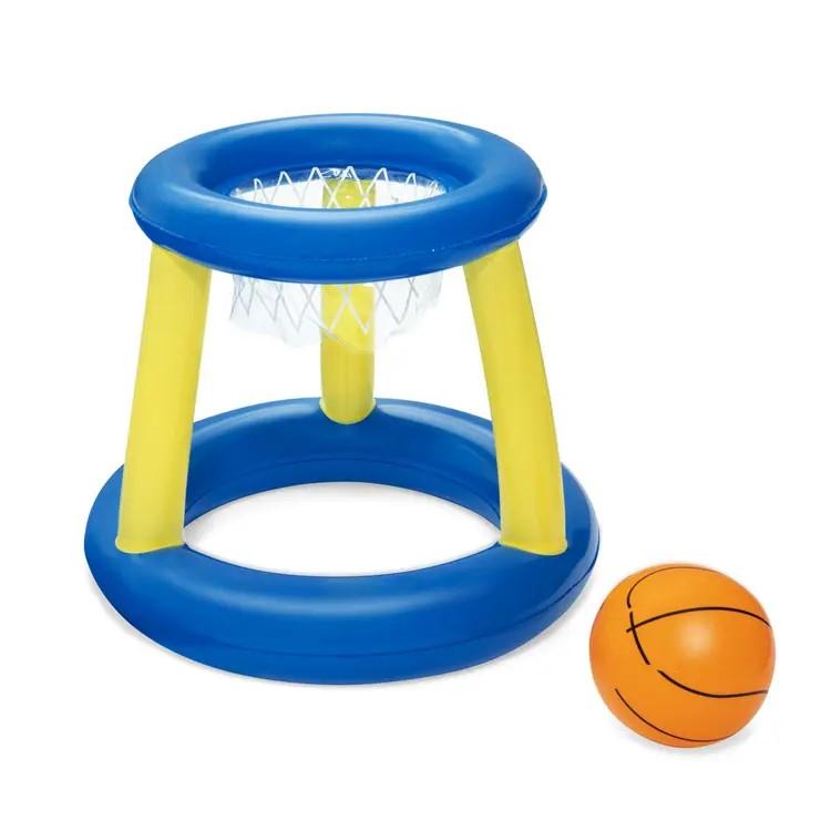 Bei dem durch Antragsangaben und eine Abbildung veranschaulichten und als "schwimmendes Basketball-Set Splash 'N Hoop" bezeichneten Erzeugnis handelt es sich um Spielzeug in Aufmachung, bestehend aus
- einem aufblasbarem Spielzeugball, hinsichtlich des Erscheinungsbildes einem Basketball 
  nachempfunden,
-- aus Kunststoff gefertigt,
-- mit einem Durchmesser von ca. 15 cm,
-- insbesondere aufgrund der Materialbeschaffenheit kein Sportball der Position 9506,
- einem aufblasbaren "Korb" mit Unterbau aus zwei miteinander verbundenen Ringen,
-- aus Kunststoff gefertigt,
-- aufgeblasen in den Abmessungen von ca. 59 x 49 x 49 cm,
-- so gestaltet, dass er in aufgeblasenem Zustand frei auf dem Wasser schwimmt,
-- aufgrund der Größe und Gestaltung kein Sportausrüstungsgegenstand der 
    Position 9506.

Die für die spezielle Freizeitbeschäftigung "Wasser-Basketball" bestimmte Ware dient der spielerischen Unterhaltung von Kindern und Erwachsenen im Wasser, z.B. im Swimmingpool oder in flachen Gewässern. Nach objektiver Beschaffenheit ist die Ware jedoch sowohl "innen" als auch "außen" bespielbar und stellt sich somit nicht als Freiluftspiel der Position 9506 dar.

Derartige Erzeugnisse werden zolltarifrechtlich als „Spielzeug, aufgemacht in einer Aufmachung" eingereiht.