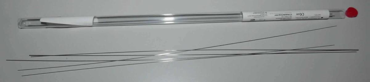 Stangendraht

Bei der Ware handelt es sich um massive, metallische Erzeugnisse mit über die gesamte Länge gleichbleibendem, rechteckigen Querschnitt (Stabstahl). Die Abmessungen für Länge, Dicke und Breite betragen nach den Angaben 350 mm; 0,41 mm und 0,56 mm. Bei dem Material handelt es sich um einen nicht rostenden Stahl mit einem Nickelgehalt von 2,5 GHT und mehr. Die Erzeugnisse sind oberflächlich nicht bearbeitet. Jeweils 10 derartige Stäbe sind in einer Kunststoffbox verpackt. Die Ware wird als Stangendraht in kieferorthopädischen Behandlungen verwendet.

Die Ware ist nach ihrer Beschaffenheit als anderer Stabstahl, nur kalthergestellt oder kaltfertiggestellt, aus nicht rostendem Stahl mit einem Nickelgehalt von 2,5 GHT oder mehr in den TARIC-Code 7222 2081 00 einzureihen.