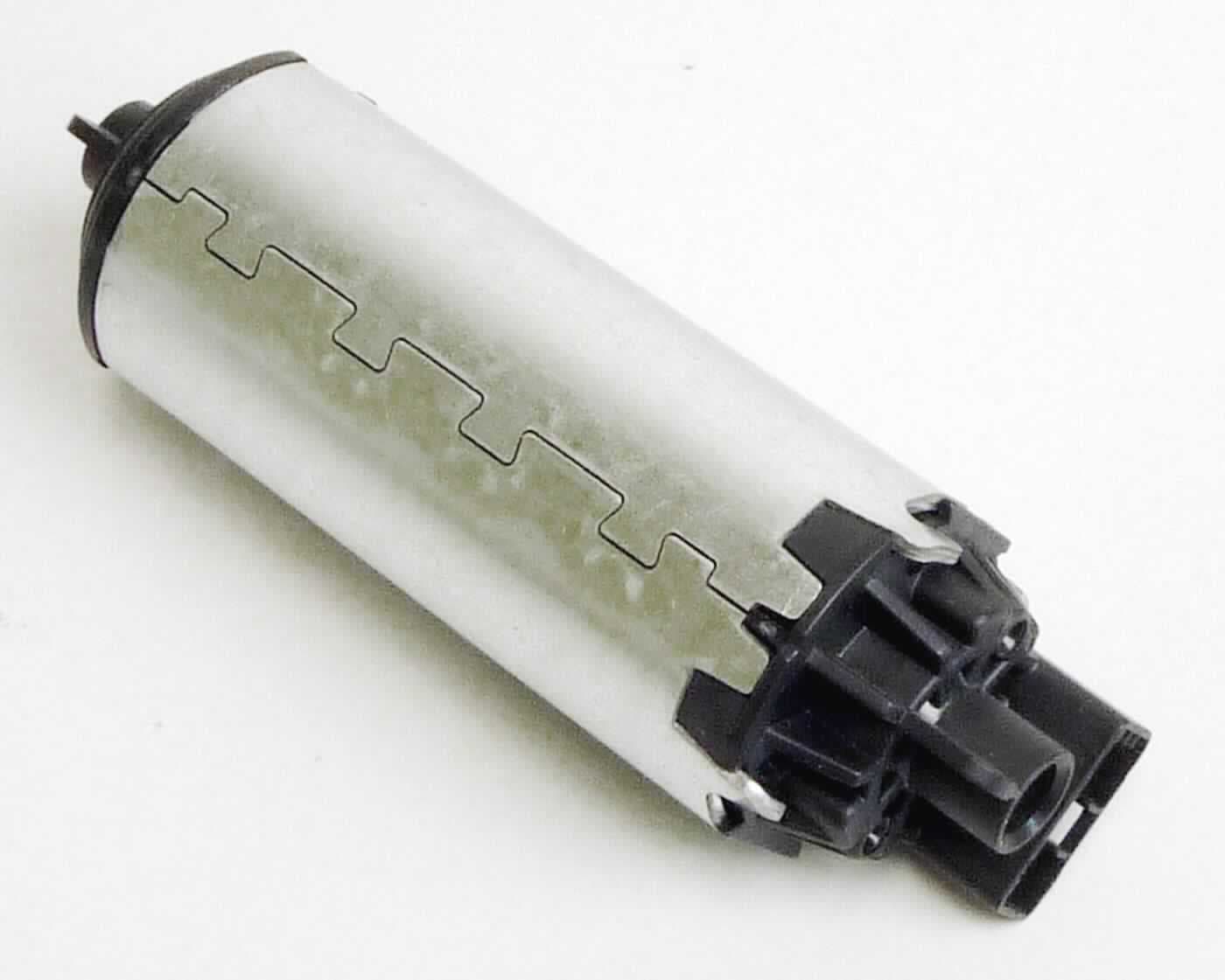 Permanenterregter Gleichstrommotor, Art.Nr. 1509077X, siehe Abbildung,
laut Antragstellerangaben mit einer Mehrphasenwicklung, mit einem Außendurchmesser von ca. 42 mm, mit einer Länge von ca. 133,4 mm, mit einer Drehzahl von 3090 U/min, mit einer Leistung von ca. 67,5 W, mit einer Versorgungsspannung von 13,5 VDC, in einem zylinderförmigen Metallgehäuse mit Kunststoffkappen,
zur Verwendung bei der Verstellung von Kraftfahrzeugsitzen.

Die Ware ist als "Elektromotor, Gleichstrommotor, mit einer Leistung von 750 W oder weniger, aber mit einer Leistung von mehr als 37,5 W, keine Ware der TARIC-Unterpositionen 8501 3100 10 - 8501 3100 35, permanenterregter Gleichstrommotor mit einer Mehrphasenwicklung, mit einem Außendurchmesser von 30 mm oder mehr, jedoch nicht mehr als 80 mm, einer Drehzahl von nicht mehr als 15000 Umdrehungen pro Minute, mit einer Leistung von 45 W oder mehr, jedoch nicht mehr als 300 W und einer Versorgungsspannung von 9 V oder mehr, jedoch nicht mehr als 25 V" einzureihen.