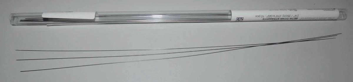 Stangendraht

Bei der Ware handelt es sich um massive Erzeugnisse mit über die gesamte Länge gleichbleibendem, rechteckigen Querschnitt (Stangen). Die Ware ist nach den Angaben 350 mm lang, ca. 0,41 mm dick und ca. 0,56 mm breit. Die Stangen bestehen nach den Angaben aus einer Titanlegierung. Jeweils 10 derartige Stäbe sind in einer Kunststoffbox verpackt. Die Ware wird als Stangendraht in kieferorthopädischen Behandlungen verwendet.

Die Ware ist nach ihrer Beschaffenheit als andere andere, Stangen (Stäbe) aus Titan in den TARIC-Code 
8108 9030 90 einzureihen.