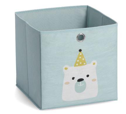 Aufbewahrungsbox, sog. Aufbewahrungsbox "Icebear", Art. 14424, Foto siehe Anlage, 
- laut Antrag:
-- in einer bedruckten Pappbanderole verpackt, 
-- zusammenklappbar; in Form eines oben offenen Quaders; in den Abmessungen von ca.
   28 cm x 28 cm x 28 cm, 
-- aus einfarbigen, punktuell thermisch verfestigten Vliesstoffen aus 100 % Polypropylen 
   (synthetische Chemiefasern), 
-- mit Ausnahme des Bodens an allen Seiten mit eingelegten Zuschnitten aus Pappe verstärkt,
-- mit einer zusätzlichen, herausnehmbaren Bodenplatte aus Pappe, die auf der Oberseite mit 
   den vorgenannten Vliesstoffen überzogen ist,
-- auf einer Seite mit einem Aufdruck verziert und mit einer runden Grifföffnung mit einer Ein-
   fassung aus unedlem Metall versehen,
- durch Zusammenfügen konfektioniert,
- stellt sich nicht als Behältnis der Position 4202 dar, da die Ware weder namentlich im Positions-
  wortlaut genannt noch einem der dort genannten Behältnisse ähnlich ist,
- ohne raumbezogene Funktion, somit keine Ware der Position 6304,
- im Hinblick auf den Umfang und das äußere Erscheinungsbild bestimmt der Spinnstoff gegen-
  über der Pappe den Charakter der Ware.

"Andere konfektionierte Ware (Aufbewahrungsbox), aus Spinnstoffen, aus Vliesstoffen"