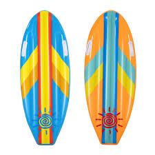 Bei dem durch Abbildungen und Beschreibungen veranschaulichten Erzeugnis handelt es sich um ein Spielzeug,
- eine aufblasbare Nachbildung eines Surfboards darstellend,
- aus zusammengeschweißten Kunststofffolien gefertigt,
- mit einem Durchmesser von  ca. 114 x 46 cm,
- auf der Oberseite mit zwei Griffen versehen,
- in zwei Farbvarianten erhältlich,
- nicht für Rettungs- oder Sicherheitszwecke im Wasser geeignet,
- dient der spielerischen Unterhaltung von Personen im flachen Wasser,
- in Aufmachung für den Einzelverkauf.

Derartige Erzeugnisse werden zolltarifrechtlich als "anderes Spielzeug, nicht von den Unterpositionen (KN) 9503 0010 bis 9503 0087 erfasst, aus Kunststoff, nicht von den TARIC-Codes 9503 0095 10 bis 9503 0095 40 erfasst" eingereiht.