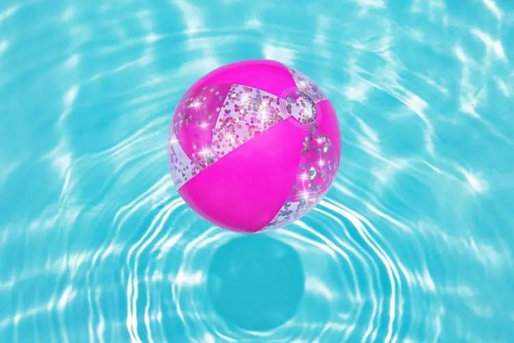 Nach den Angaben der Antragstellerin und der vorliegenden Abbildung handelt es sich bei dem als "Wasserball" bezeichneten Erzeugnis um einen aufblasbaren Spielzeugball,
- aus sechs miteinander verschweißten, spindelförmigen Kunststofffolienabschnitten 
 (aus PVC; drei aus klarsichtiger Kunststofffolie),
- mit einem Durchmesser im aufgeblasenen Zustand von ca. 40 cm und einem Gewicht von 
  ca. 300 g, 
- kein Ball für eine bestimmte Sportart oder für die körperlichen Ertüchtigung im Sinne der
  Position 9506,
- im Inneren zusätzlich mit losen Glitzerpartikeln ausgestattet, die sich im Inneren des Balls
  frei bewegen und bei Bewegung oder Lichteinfall funkeln,
- dient der spielerischen Unterhaltung von Kindern und Erwachsenen z.B. im flachen Wasser
  oder am Strand,
- in einer Kunststoff- bzw. Pappverpackung für den Einzelverkauf aufgemacht.

Zolltarifrechtlich liegt ein "anderes Spielzeug, nicht von den Unterpositionen (KN) 9503 0010 bis
9503 0087 erfasst, aus Kunststoff, keine maßstabgetreue Modellseilbahn zum Bedrucken und kein Miniaturmotor" vor.