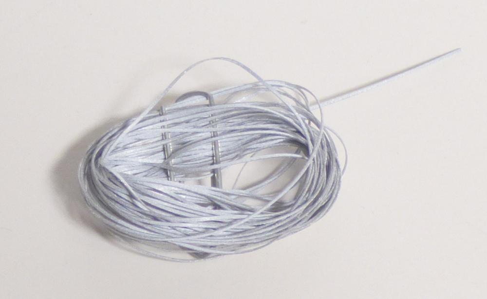 Überzogener Streifen der Position 5404, Foto siehe Anlage,
- als Meterware, 
- aus einem Streifen aus synthetischer Spinnmasse (laut Antrag Polyethylenterephthalat) mit einer 
  Breite von laut Antrag 0,5 mm (Streifen der Position 5404),
- beidseitig mit dem bloßen Auge wahrnehmbar mit Kunststoff (Klebeschicht) überzogen und mit 
  metallisierten Glaskugeln versehen, somit keine Ware der Position 5606.

"Streifen der Position 5404, mit Kunststoff überzogen, aus synthetischer Spinnmasse"