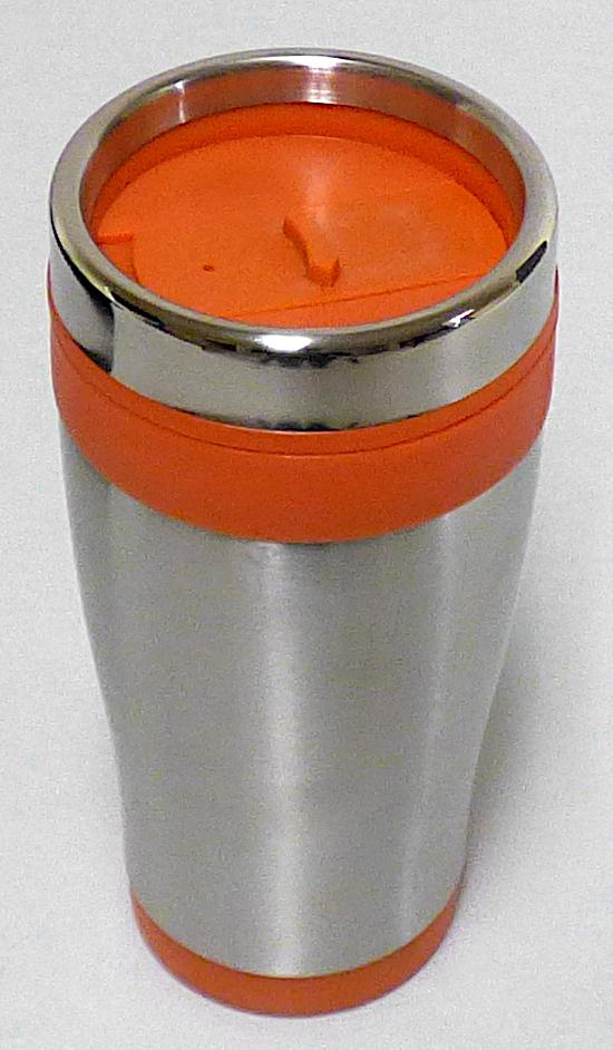 Nach den Angaben der Antragstellerin, den ergänzenden Antragsangaben sowie dem vorgelegten Warenmuster handelt es sich um eine zusammengesetzte Ware in Form eines doppelwandigen Thermobechers (ohne Vakuum), bestehend aus einem Innenbecher samt Deckel mit Trinköffnung aus Polypropylen, einem Kunststoff im Sinne der Anmerkung 1 zu Kapitel 39.
Sowohl der Deckel als auch der Becher sind jeweils zusätzlich auf der Außenseite mit einem Edelstahlblech ummantelt. 

Das etwa 17,3 cm hohe und im Durchmesser ca. 6,3 cm große Erzeugnis verfügt über ein Fassungsvermögen von 400 ml.

Im Hinblick auf den Umfang sowie die Bedeutung in Bezug auf die Verwendung ist der Kunststoff als charakterverleihend anzusehen.

​​​​​​​Der Trinkbecher ist in einer Verkaufskartonage verpackt.

Zolltarifrechtlich handelt es sich bei derartigen Waren um "Geschirr aus Kunststoffen, nicht von den TARIC-Codes 3924 1000 11 bis 3924 1000 20 erfasst".