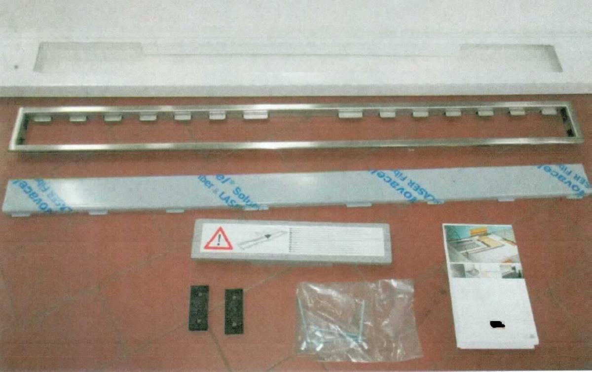 Es handelt sich um aus Stahl gefertigte Erzeugnisse unterschiedlicher Ausführungen, bestehend aus einem rechteckigen Blechrahmen aus Stahl sowie aus einer Abdeckung aus Stahl, die passgenau in den Rahmen eingelegt wird und, je nach Ausführung, mit unterschiedlich geformten Aussparungen versehen ist. Der Außenrand des Rahmens ist um ca. 90° abgewinkelt und ist, je nach Ausführung, innen mit zahlreichen "Haltezungen" ausgestattet. 
Die Waren werden fest im Boden verbaut und dienen als Rinnen zur Entwässerung von z. B. bodenebenen Duschen. Sie sind - durch Abklebefolie geschützt - gemeinsam mit einer Einbauhilfe aus Styropor, zwei sog. Distanzstücken aus Kunststoff, vier Flügelschrauben aus Stahl sowie einer Montageanleitung in einem Karton für den Einzelverkauf aufgemacht. 
Abmessungen: Länge ca. 515 mm bis 1815 mm; Breite ca. 54 mm, 74 mm; Höhe ca. 19 mm, 23 mm, 30 mm.
- Antragstellerangaben -

Aufgrund des Umfangs und der Bedeutung für die Verwendung bestimmt bestimmt der Rahmen mit Abdeckung den Charakter der Warenzusammenstellung. 

Abbildung siehe Anlage.

Derartige Erzeugnisse gehören als "andere als in den vorgenannten Unterpositionen genannte Waren aus Stahl (Bauartikel)" zum TARIC-Code 7326 9060 00.