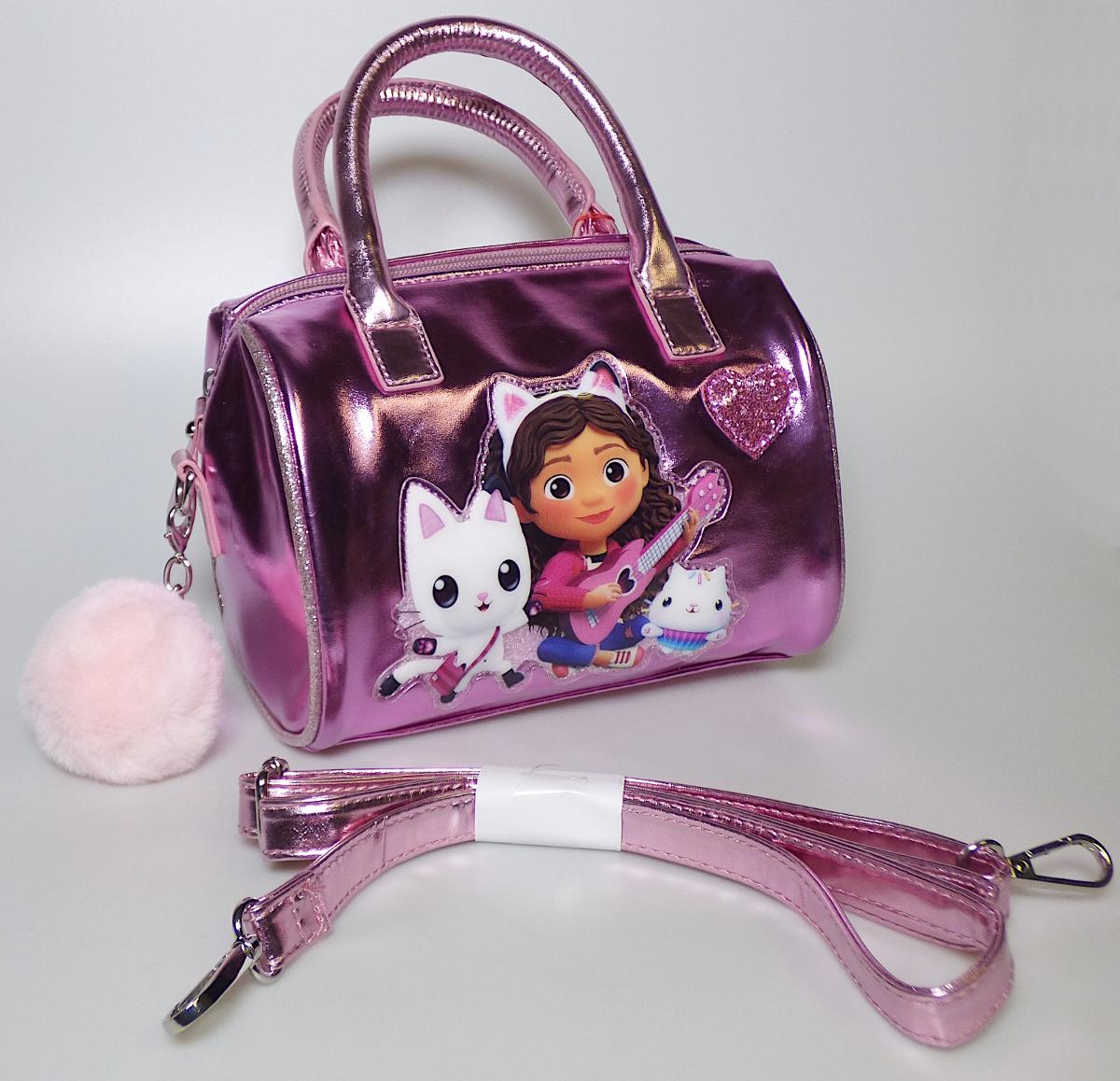 Handtasche, Foto siehe Anlage,
- mit einer Außenseite aus Kunststofffolien,
- an der Vorderseite mit einem aufgenähten Comic-Motiv aus Kunststofffolien und einem Herz
  mit Glitzerpartikeln aus Kunststoff verziert,
- mit einem abnehmbaren, längenverstellbaren Schultertragegurt,
- mit einem entlang des oberen Rands verlaufenden Reißverschluss,
- - gefüttert; innen mit einem offenen Einsteckfach und einem Reißverschlussfach ausgestattet,
- mit einem an einer Öse befestigten Zieranhänger aus Spinnstoffen ("rosafarbener Plüschball"),
- mit den Abmessungen: ca. 20 cm (Breite) x 15 cm (Höhe) x 15 cm (Tiefe),
- Handtasche, da aufgrund der Größe und des Gesamteindrucks in erster Linie dazu geeignet,
  kleinere, persönliche Gegenstände aufzunehmen.

"Handtasche, mit Außenseite aus Kunststofffolien"
