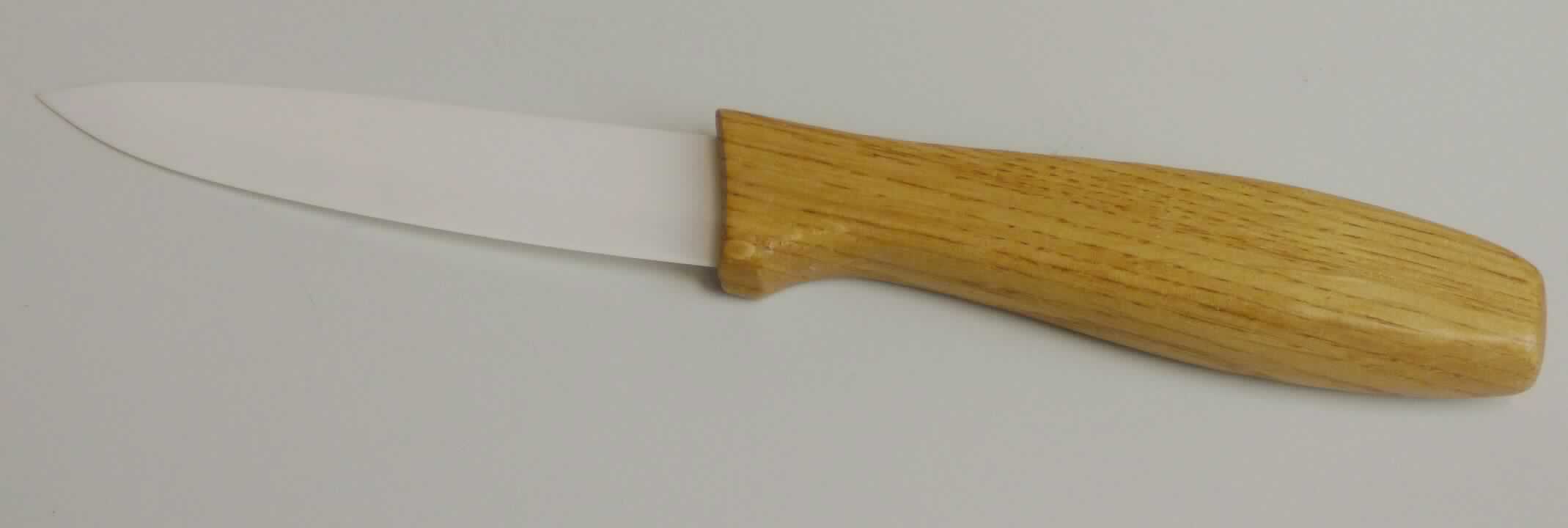 Anderer keramischer Haushaltsartikel (Messer), sog. Keramikmesser (Art. 982-00), Foto siehe Anlage,
- zusammengesetzte Ware, bestehend aus:
- - einer spitz zulaufenden, weißen Klinge mit einer Länge von ca. 9,5 cm,
- - - keramisches Erzeugnis, nach der Formgebung gebrannt, tonmineralhaltiges Material enthaltend, 
- - - aus Zirkoniumoxidkeramik (lt. Antrag); andere Keramik als Porzellan, Steinzeug, Steingut, feine
      Erden oder gewöhnlicher Ton, 
- - einem Griff aus Holz (lt. Antrag Bambus), mit einer Länge von ca. 11 cm,
- die Keramik verleiht der Ware insbesondere nach ihrer Bedeutung in Bezug auf die Verwendung
  (arbeitendes Teil) den wesentlichen Charakter,
- verpackt in mehreren zusammengeklappten Lagen aus Karton mit einer bedruckten Hülle aus Pappe.

"Anderer keramischer Haushaltsartikel (Messer), für den Tisch- oder Küchengebrauch, aus anderer Keramik als
 Porzellan, gewöhnlicher Ton, Steinzeug, Steingut oder feinen Erden (Zirkoniumoxidkeramik)"