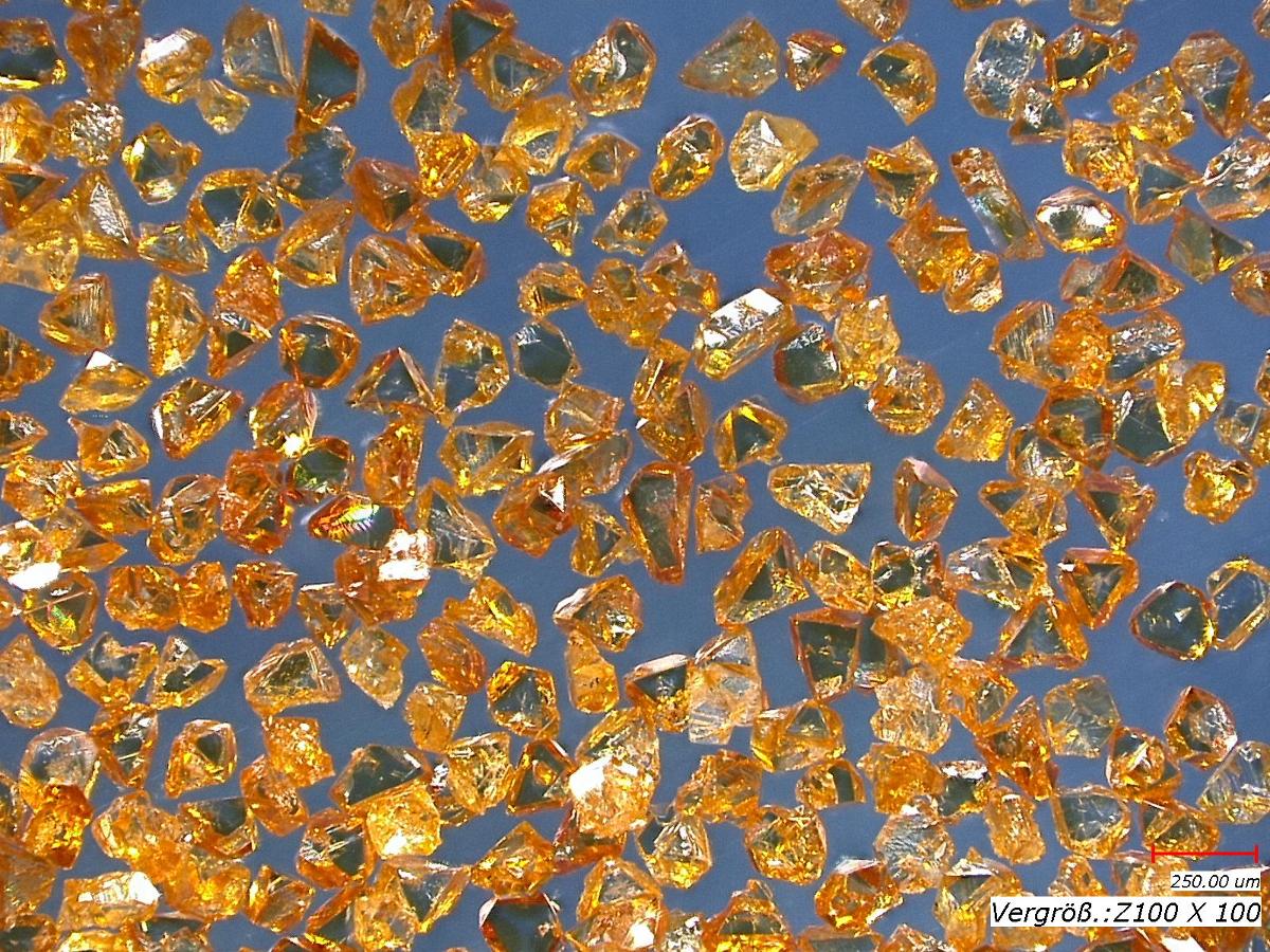 Angaben des Antragstellers:
Cubisches Bornitrid (CBN) in Staub- oder Pulverform zur Herstellung von Werkzeugen. Die Ware kann, je nach Qualitätsstufe, unterschiedliche Farben (schwarz, braun, bernstein, grau, orange) aufweisen.
Die Körnungen sind mit Titan oder Nickel beschichtet. CAS-Nr. 10043-11-5.

Befund:
Chemische Erzeugnisse und Zubereitungen der chemischen Industrie oder verwandter Industrien (einschließlich Mischungen von Naturprodukten), anderweit weder genannt noch inbegriffen: andere