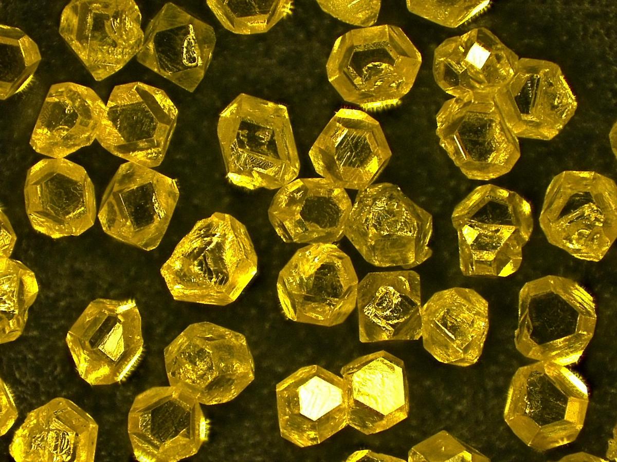 Es handelt sich um synthetische Diamanten in unterschiedlichen Körnungen, bestehend aus Partikeln mit einer Größe von 0,5 bis 2000 Mikrometern. Die in verschiedenen Färbungen vorliegenden Erzeugnisse können mit Zusätzen (Stickstoff oder Bor) und/oder mit Beschichtungen (Titan, Nickel oder Aluminiumoxid) versehen sein. Sie sind jeweils in einer durchsichtigen Kunststoffdose oder in einer Kunststofftüte verpackt.
- Antragstellerangaben -

Exemplarische Abbildung siehe Anlage.

Derartige Erzeugnisse gehören als "Staub und Pulver von synthetischen Edelsteinen (Diamanten)" zum TARIC-Code 7105 1000 00.