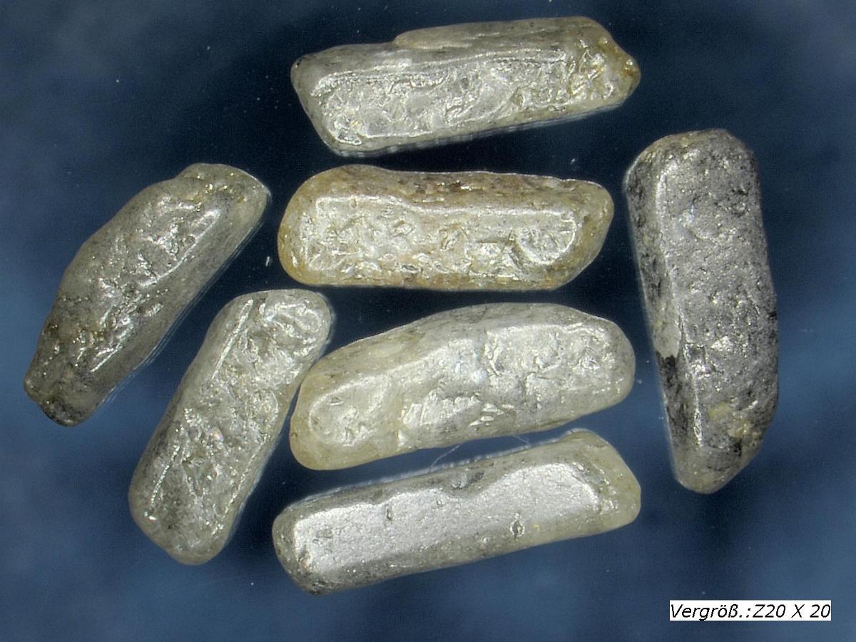 Sogenannte natürliche Industriediamanten:
Es handelt sich um natürliche Industriediamanten in verschiedenen Formen und mit einer Korngröße von mehr als 1 mm. Die gespaltenen und ggf. rau geschliffenen Erzeugnisse sind an der Oberfläche angeätzt. Sie sind zur Herstellung von Werkzeugen bestimmt und in einer Kunststofftüte verpackt.
-Antragstellerangaben-
Abbildung siehe Anlage.

Derartige Erzeugnisse gehören als "Diamanten, auch bearbeitet, jedoch weder montiert noch gefasst, Industriediamanten, andere als im TARIC-Code 7102 2100 00 erfasst" zum TARIC-Code 7102 2900 00.